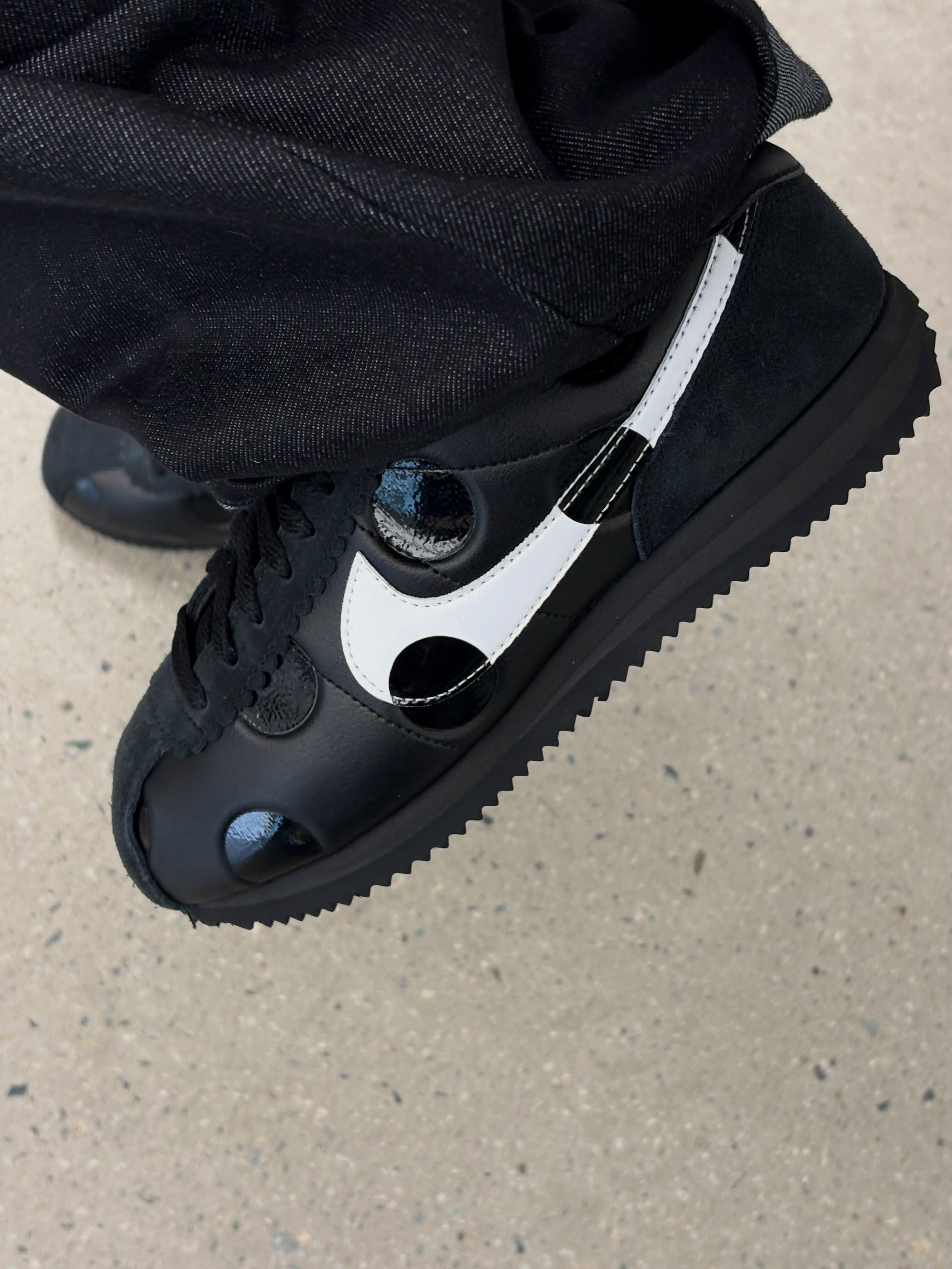 (W) Nike Cortez Polka Dots Black White 착용 스타일 - 2