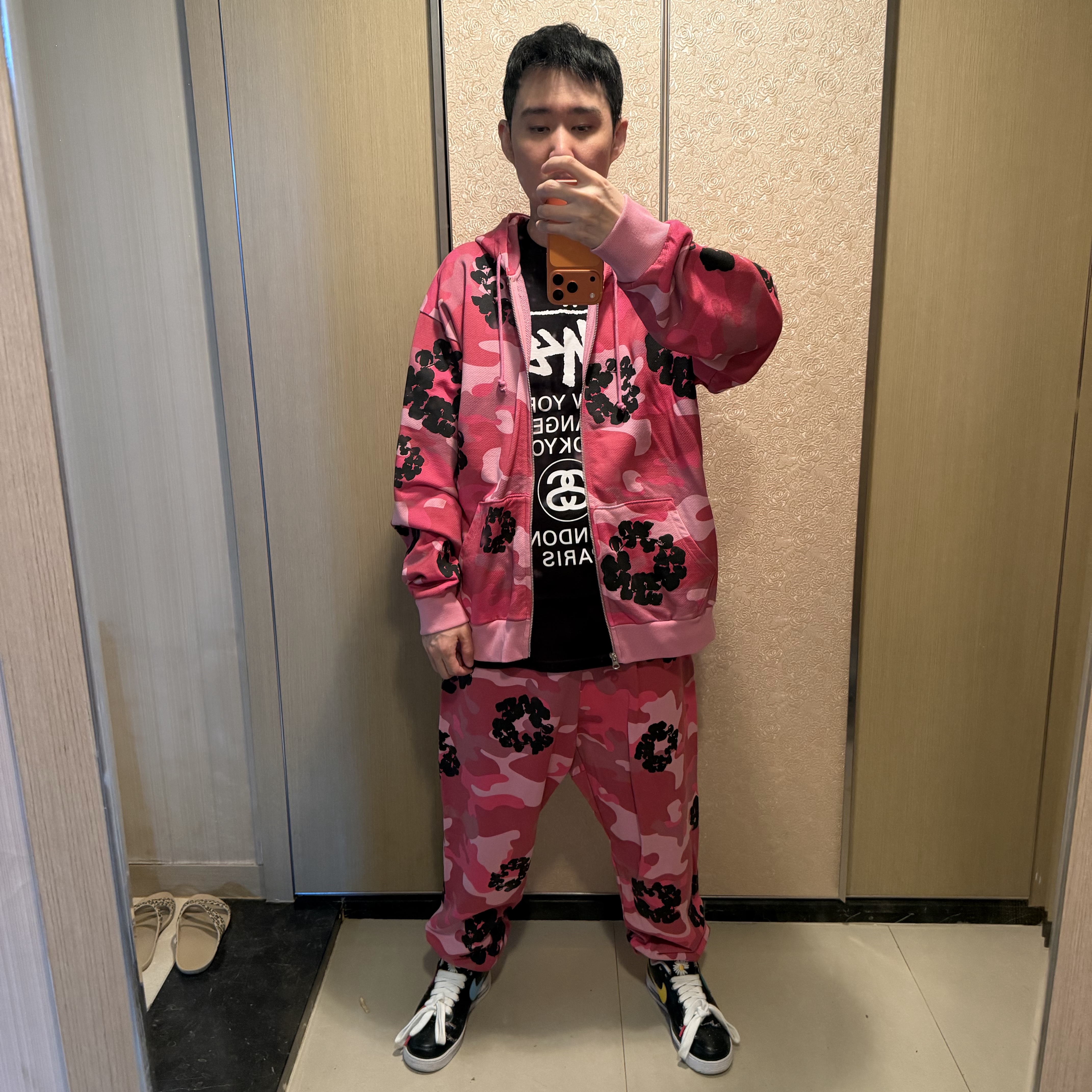 Denim Tears Cotton Wreath Sweatpant Pink Camo 착용 스타일 - 2