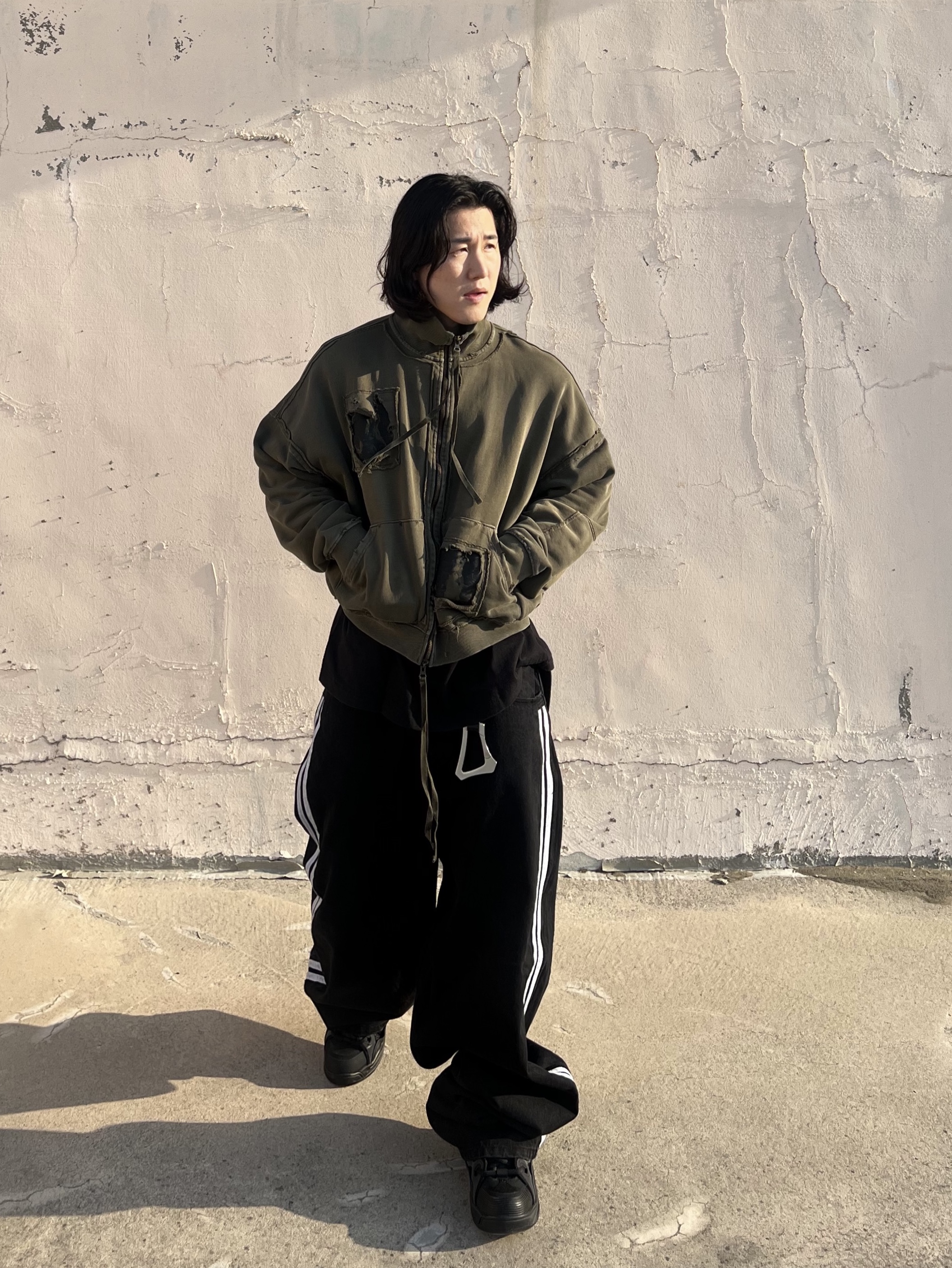 Undermycar Multi Patched Vintage Gaor Zip-Up Khaki - 25SS, Undermycar MU.128 Original Logo Cracked Leather Belt Silver / Black 착용 스타일 - 3
