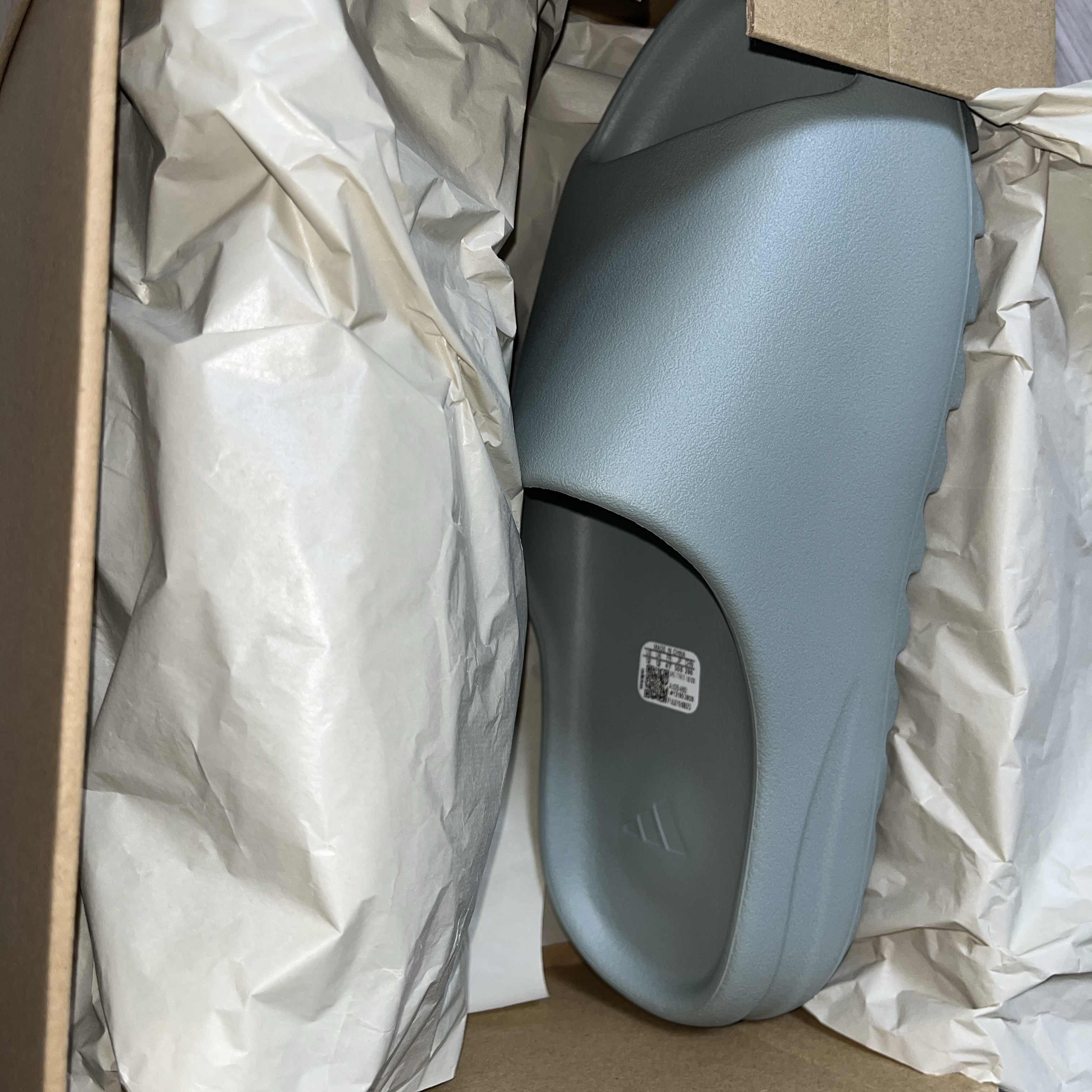Adidas Yeezy Slide Salt 착용 스타일
