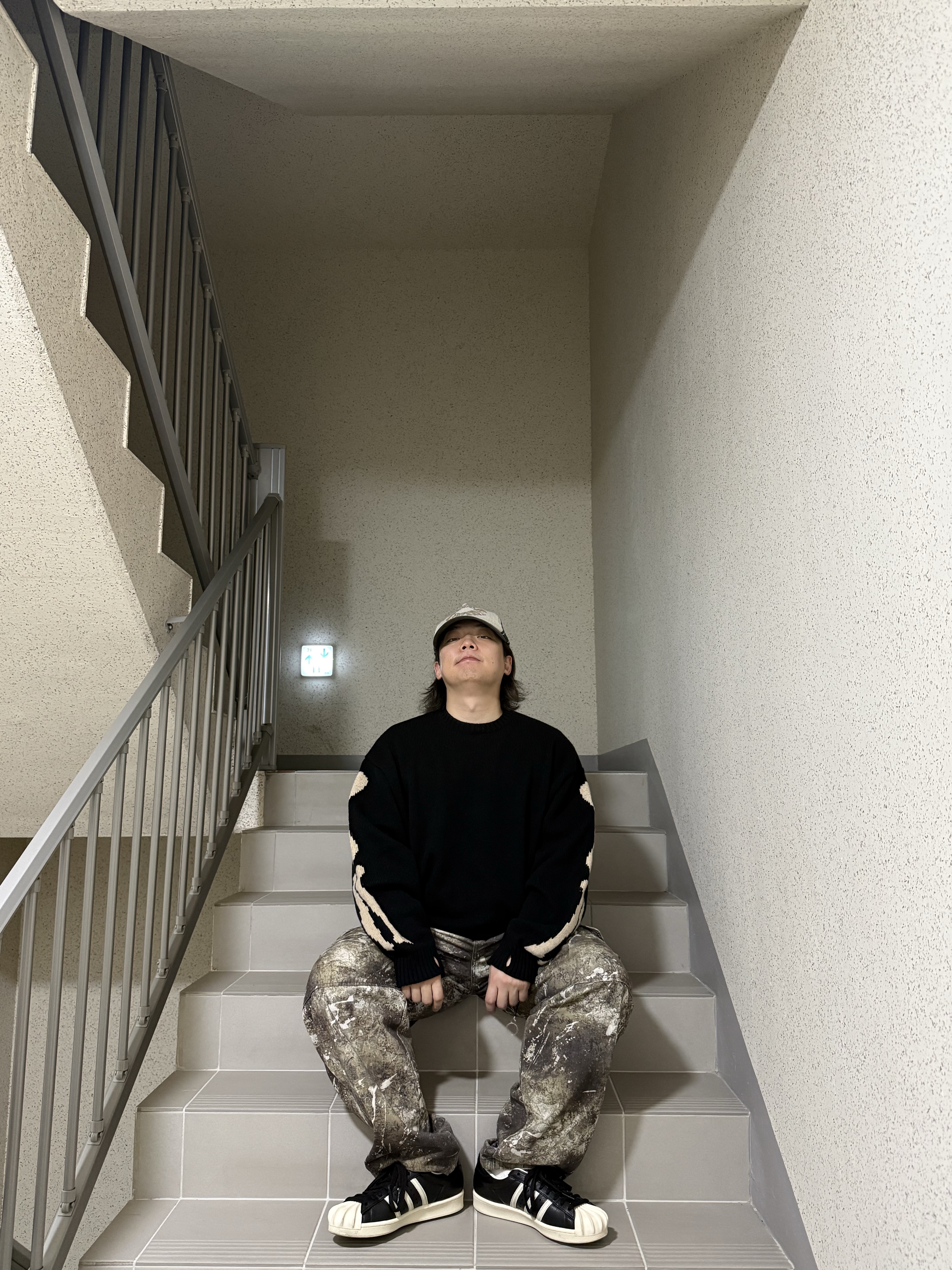 Adidas x Thug Club Superstar Vintage Core Black Cream White, Kapital 5G Wool Bone Crewneck Sweater Black 착용 스타일 - 7