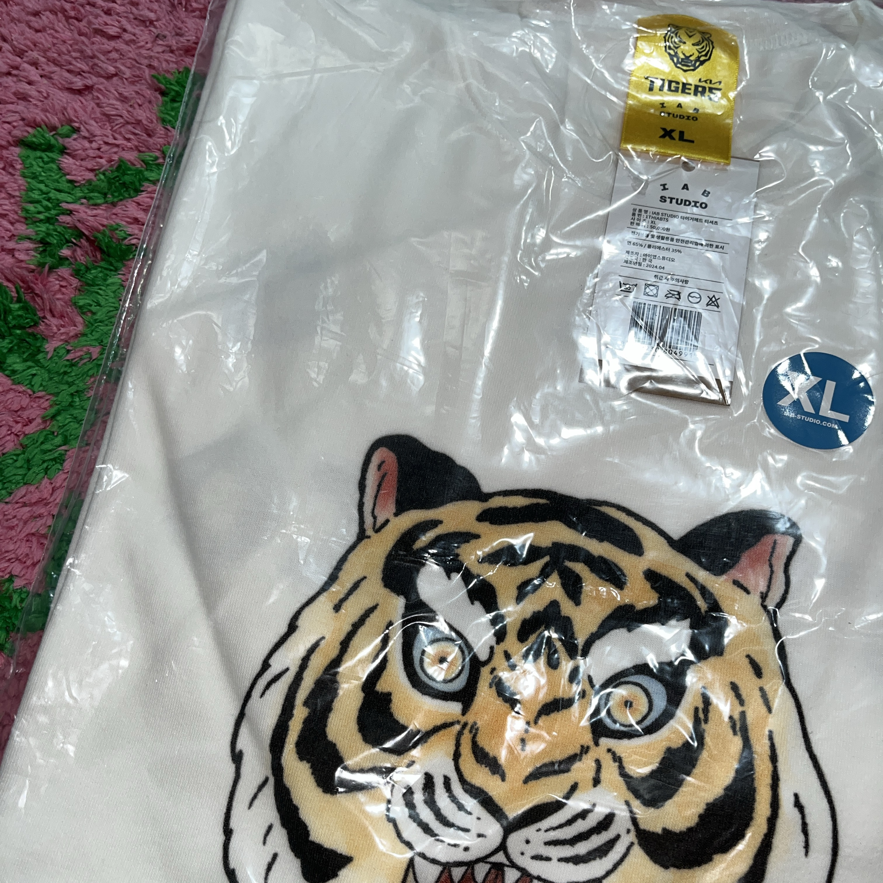 Kia Tigers x IAB Studio Tiger Head T-Shirt White 착용 스타일