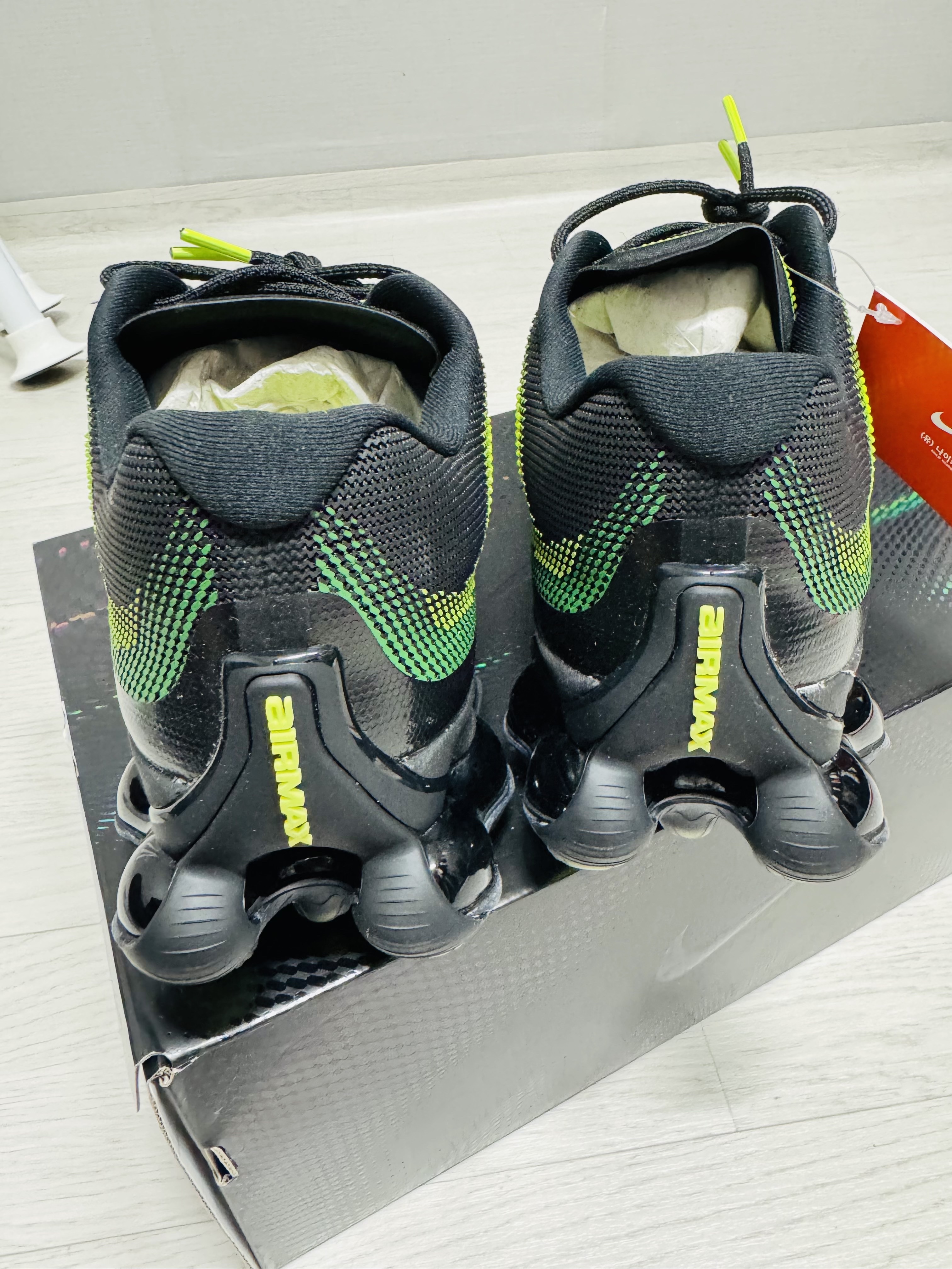 Nike Air Liquid Max Radiant Green and Green Apple 착용 스타일 - 5
