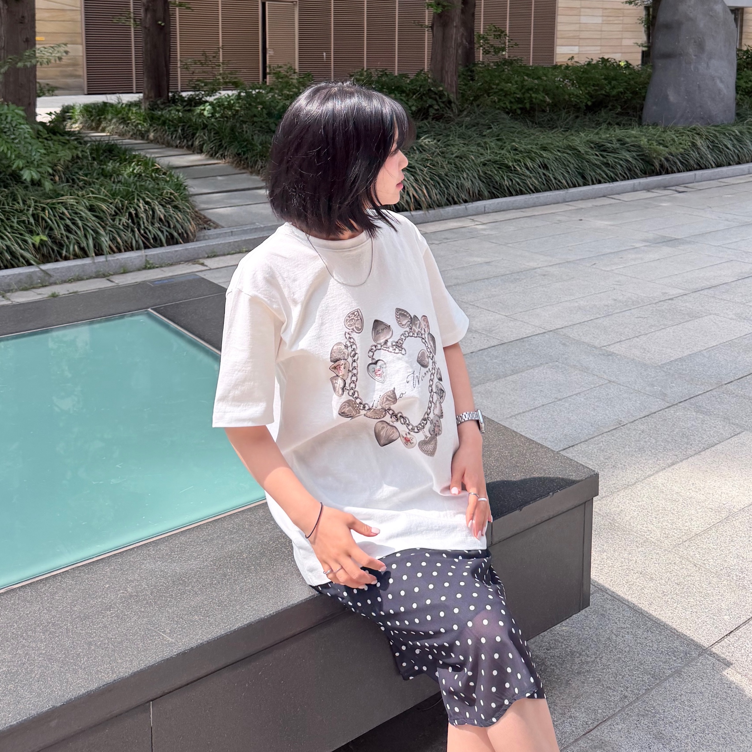 MILLO WOMEN Vintage Pendant T-Shirts Ivory 착용 스타일 - 4
