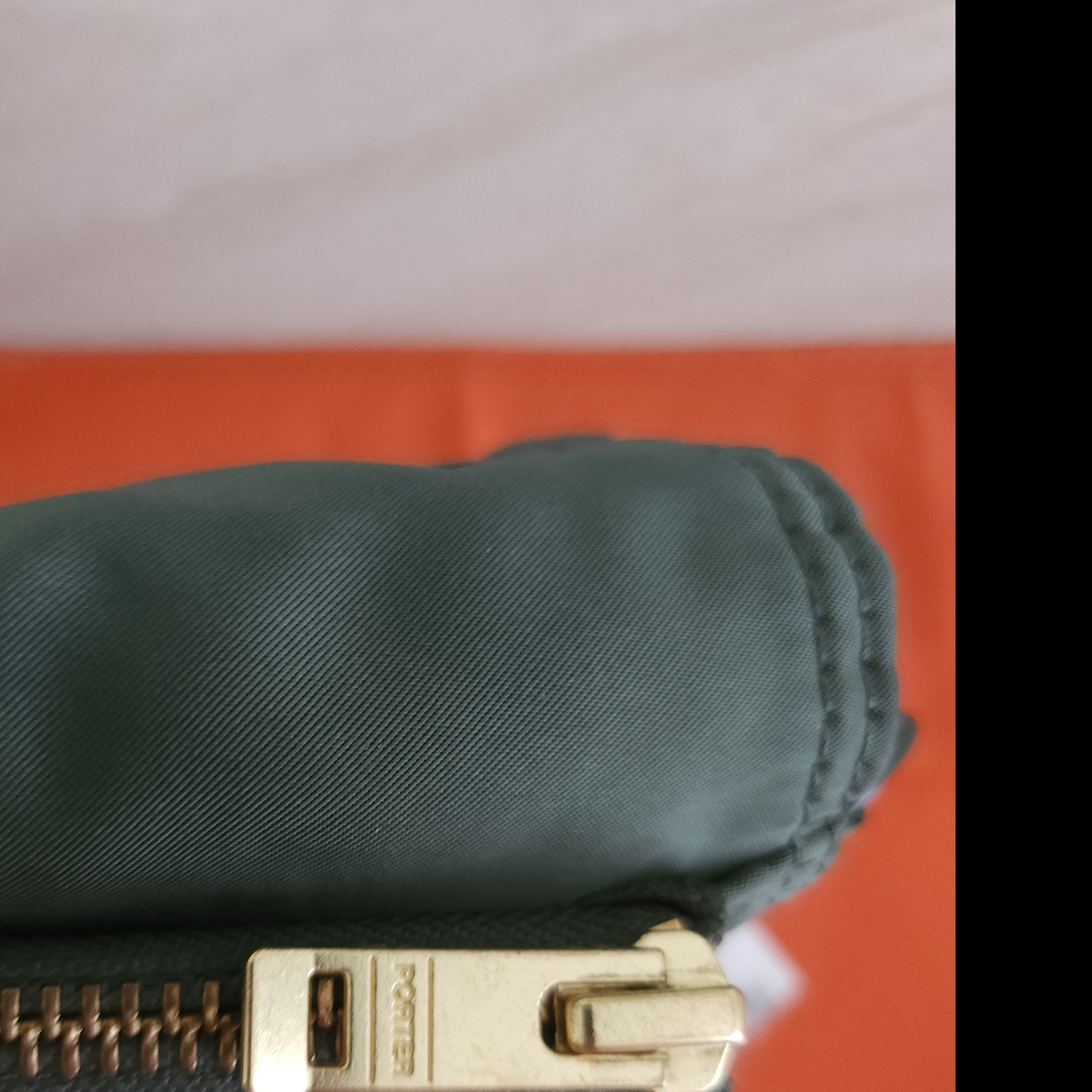Porter All New Tanker Pocket Wallet L Sage Green 착용 스타일 - 5