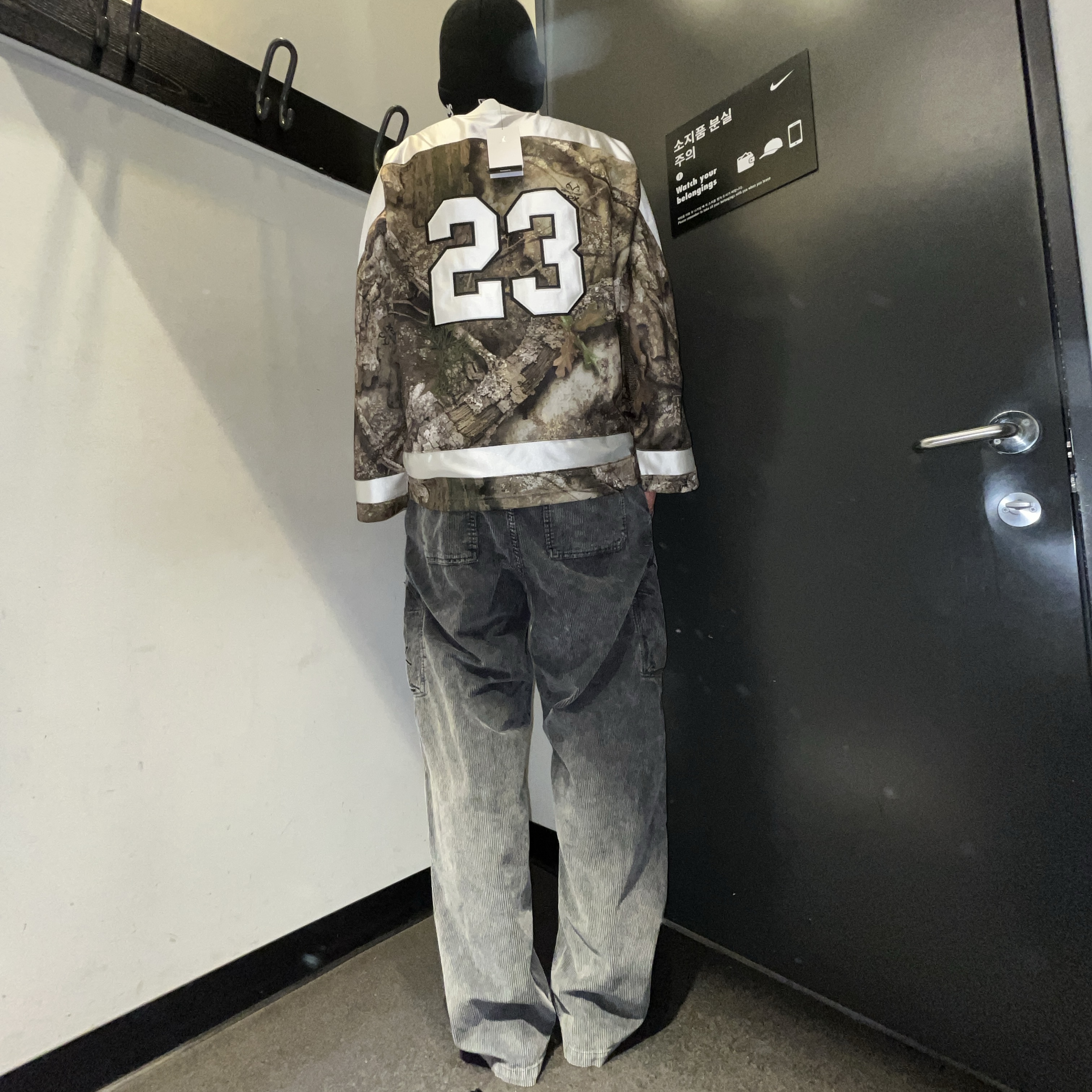 Jordan Brooklyn Realtree Hockey Jersey Medium Olive Sail (IB3964-222) 착용 스타일