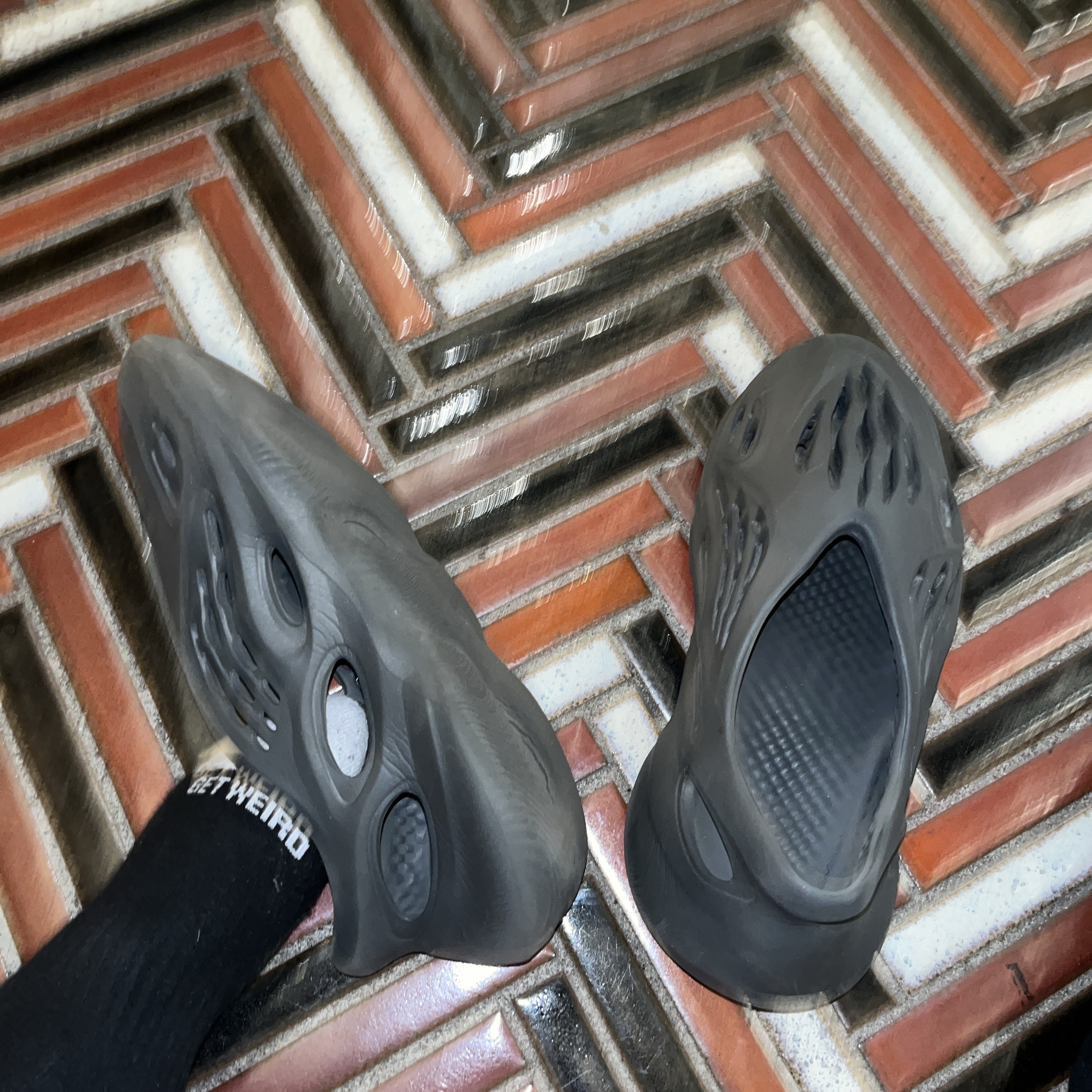 Adidas Yeezy Foam RNNR Carbon 착용 스타일