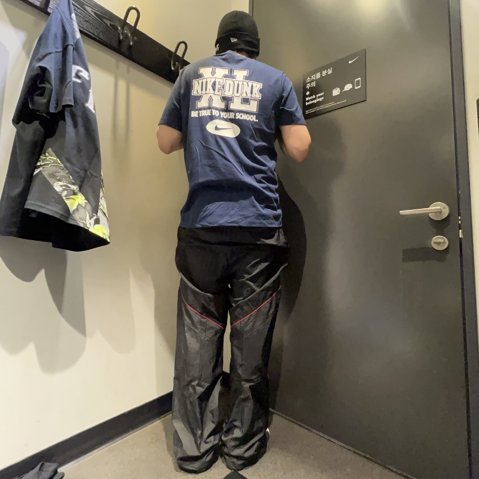Jordan Brooklyn Draft Pants Black Gym Red (IB1047-010) 착용 스타일