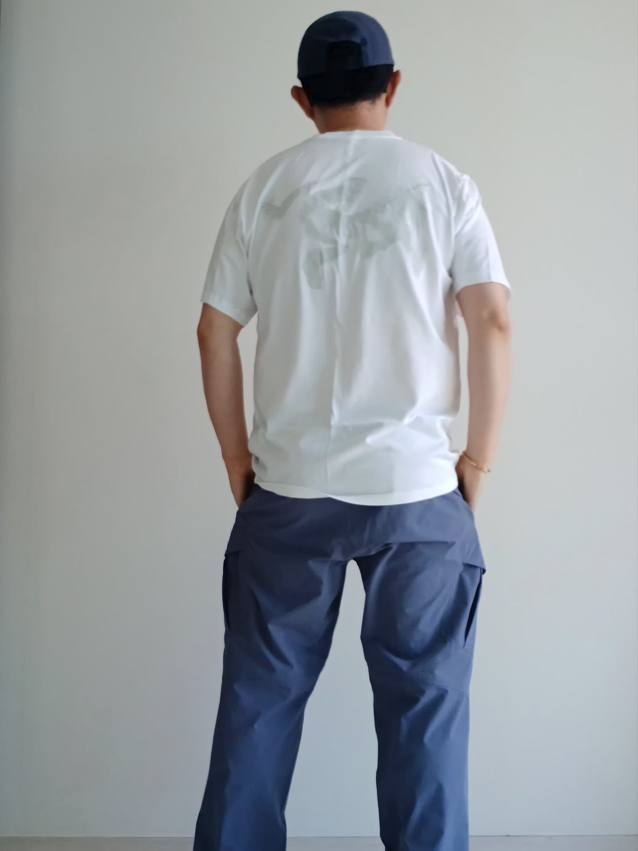Arc'teryx Bird Word Cap Dk Stratus Habitat, Arc'teryx Kragg SL Cotton Blurred Bird SS T-Shirt White Light Atmos 착용 스타일 - 5