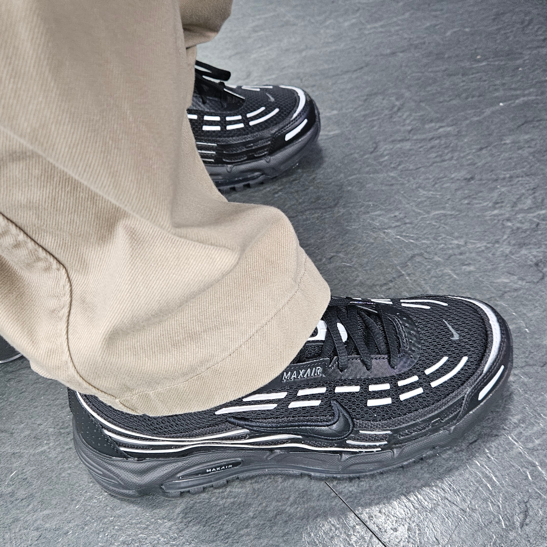 Nike Air Max TL 2.5 Black and Metallic Silver 착용 스타일 - 1