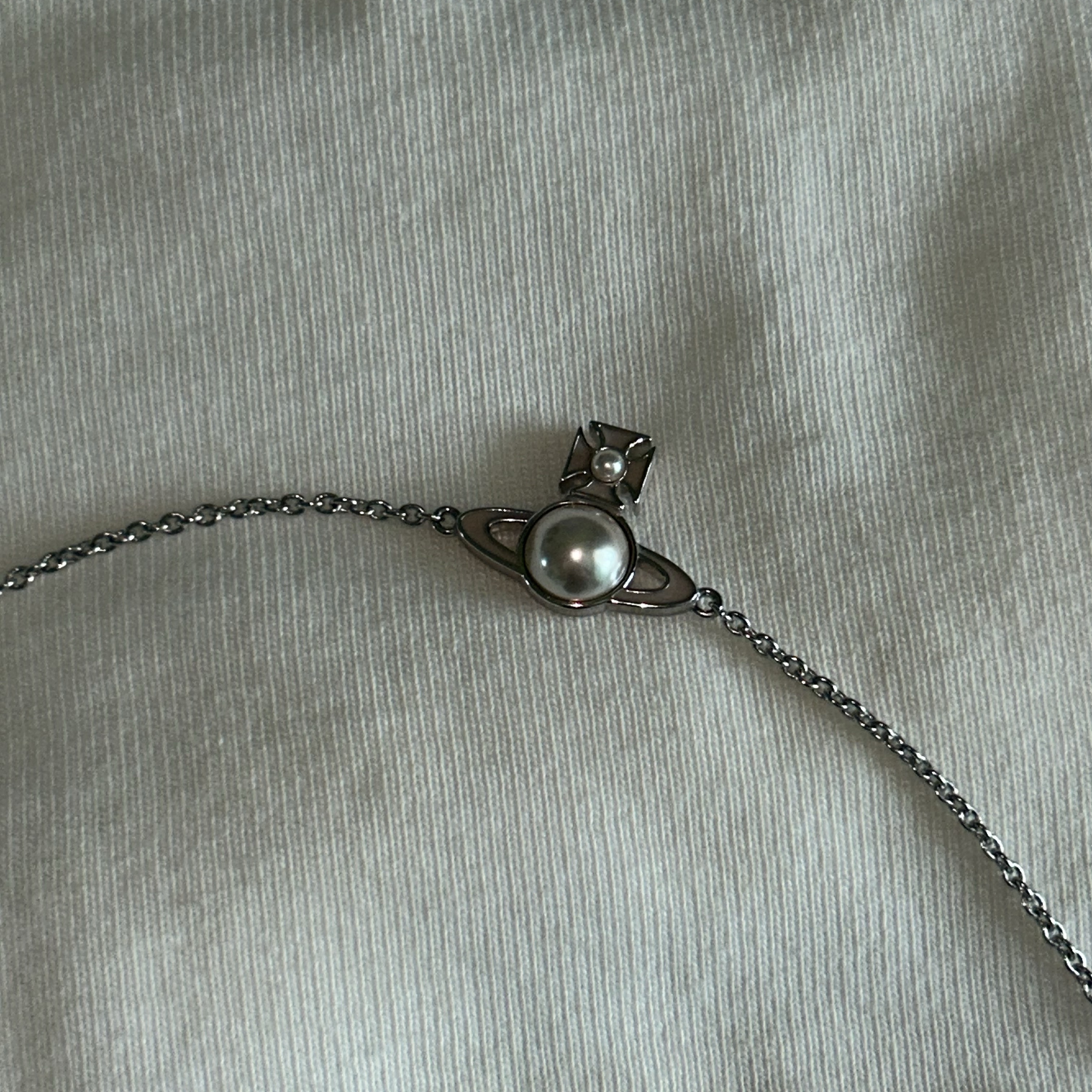 (W) Vivienne Westwood Tillya Bracelet Platinum Peach Pearl 착용 스타일 - 1