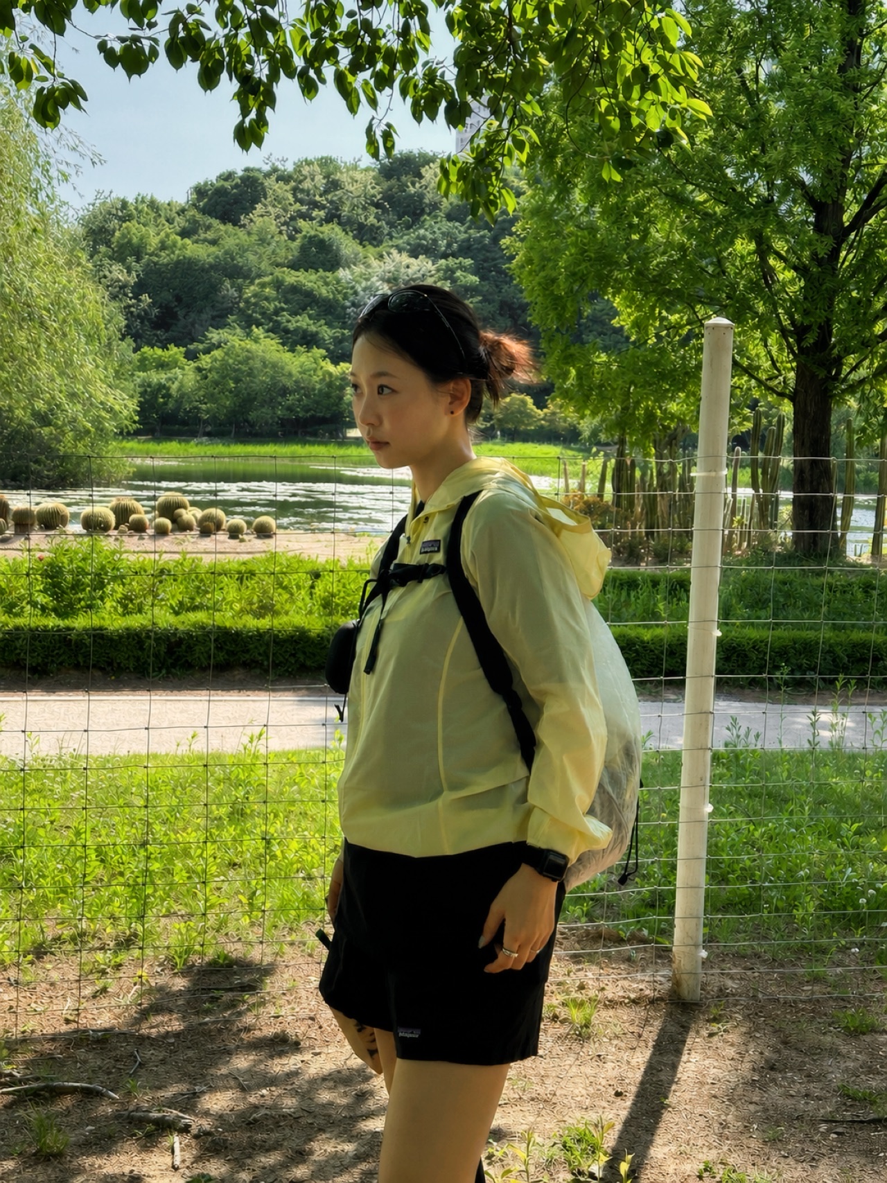 (W) Patagonia Houdini Jacket Buttercup Yellow, Asics Hypersync Graphite Grey Black 착용 스타일 - 3