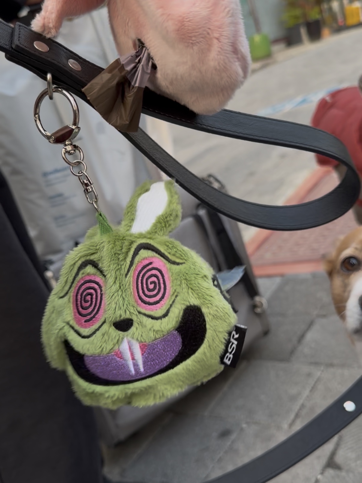 Bsrabbit Trippy Rabbit Stuffed Coin Wallet Green Poop Bag Edition, Bsrabbit Trippy Rabbit Stuffed Coin Wallet Pink Poop Bag Edition 착용 스타일 - 1