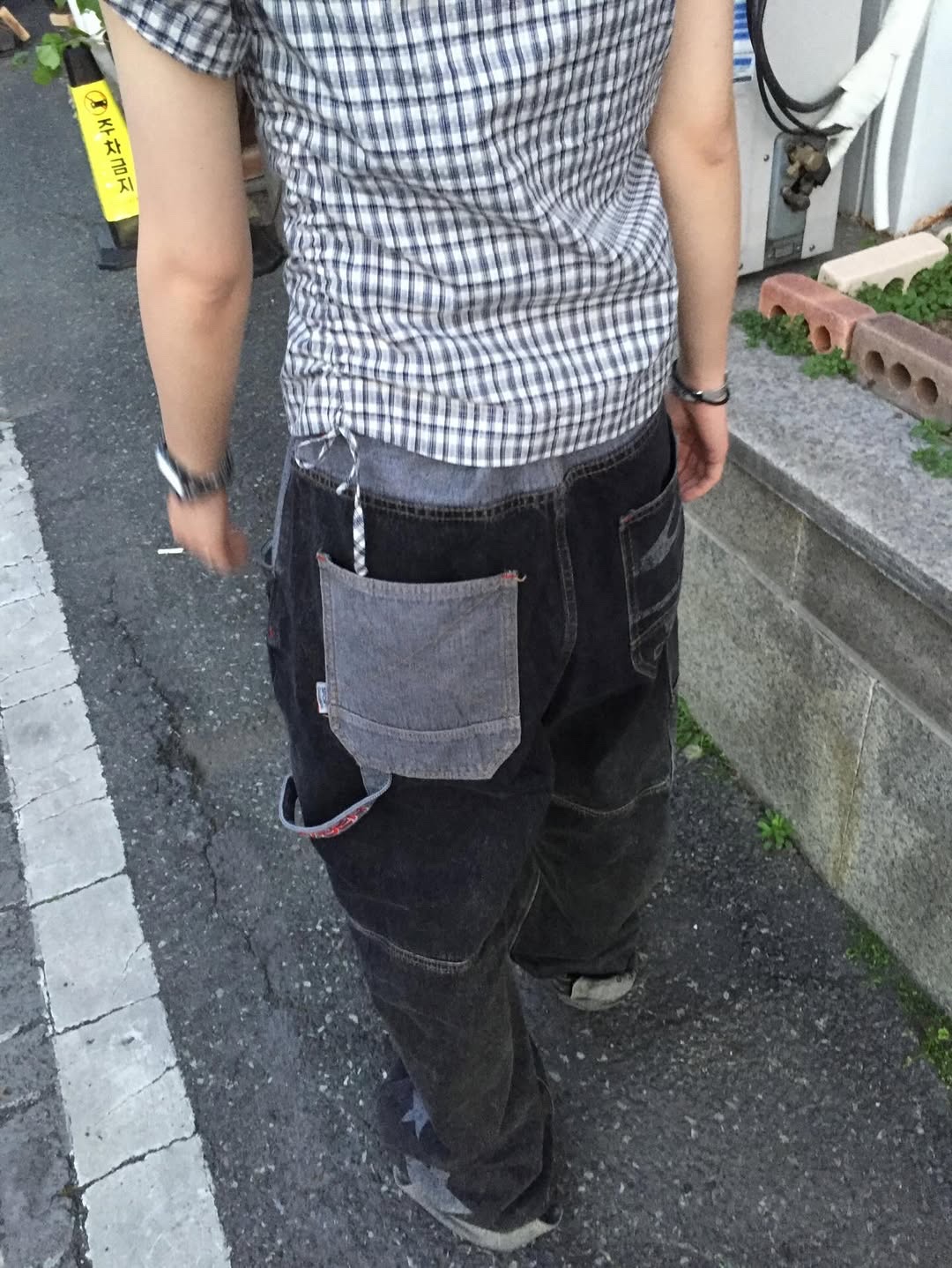 SPORT CHAMBER SC Star Carpenter Denim Pants BLACK 착용 스타일 - 3