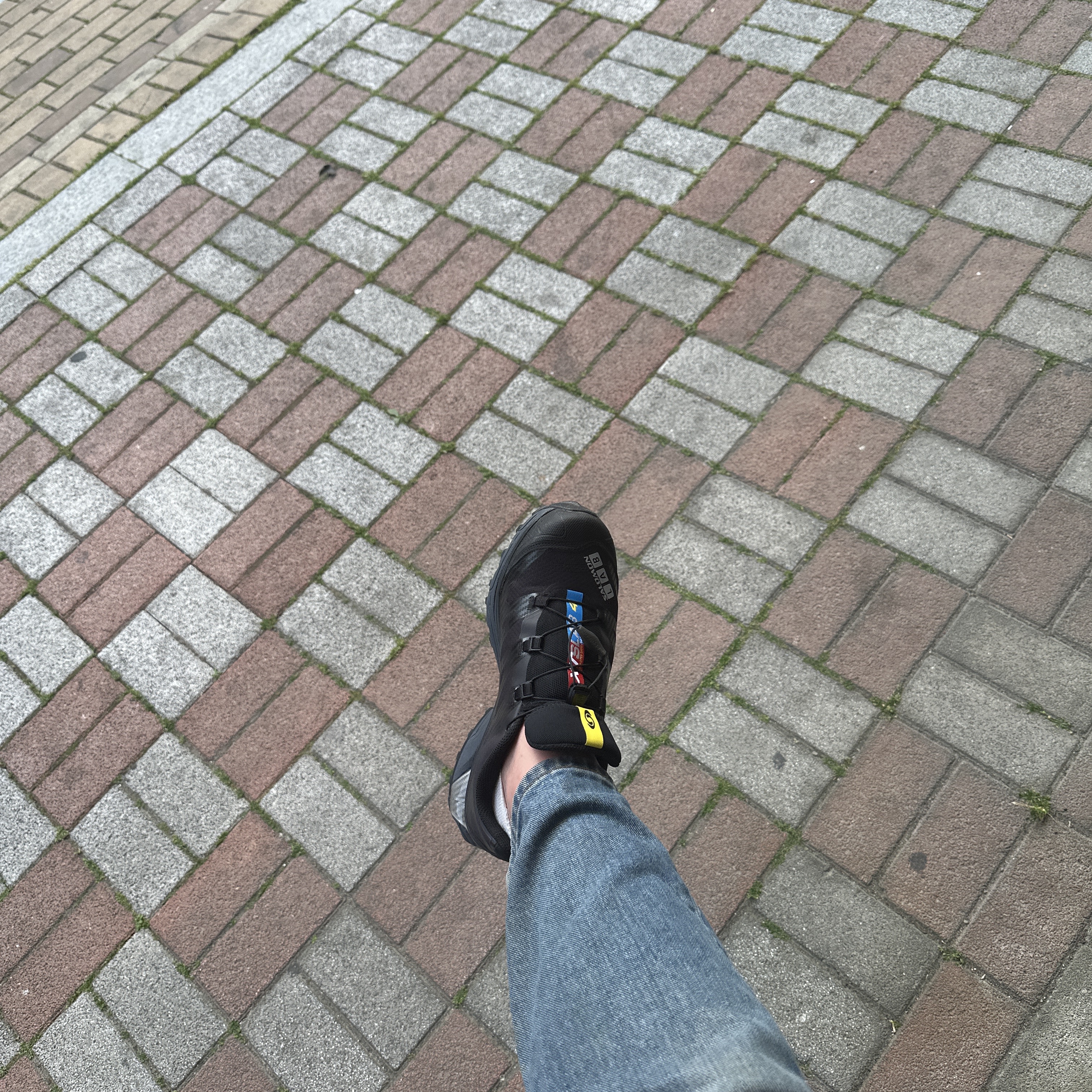 Salomon XT-4 Black Silver Metallic 착용 스타일