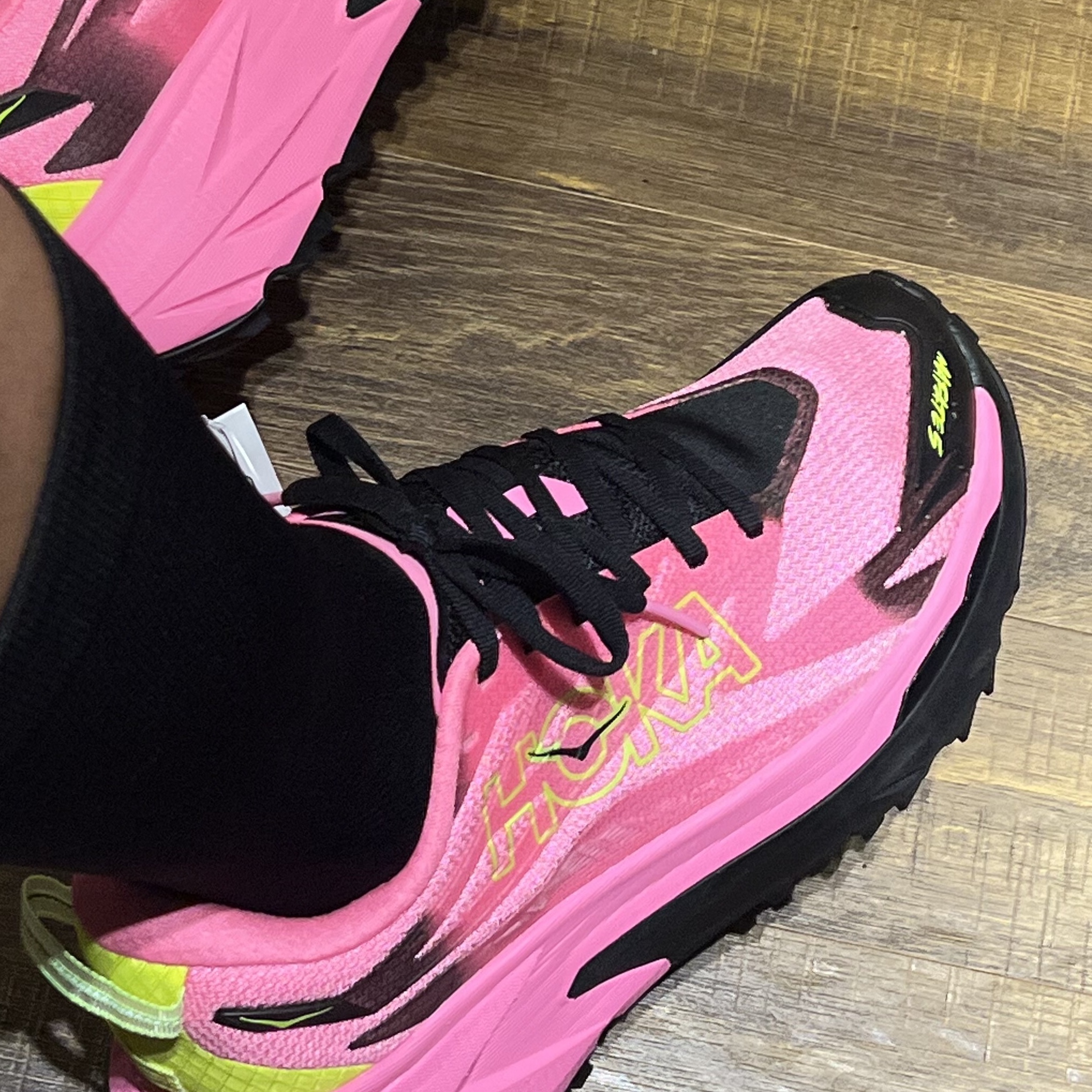 Hoka Mafate 5 Neon Rose Black 착용 스타일 - 4