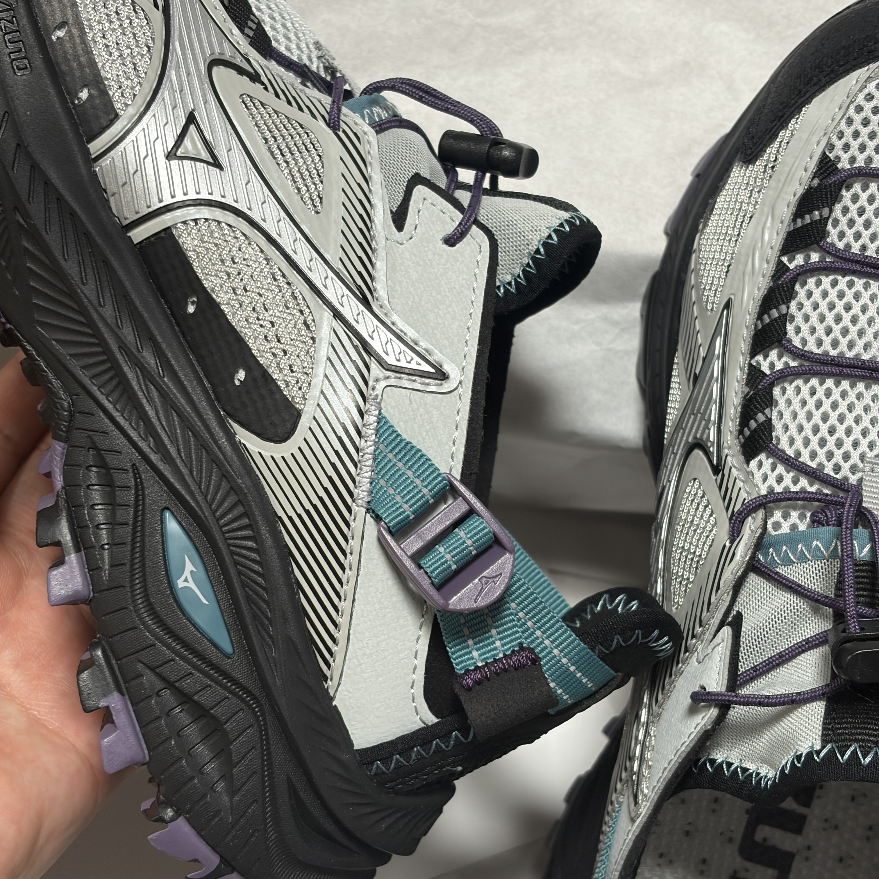 Mizuno Racer Trail SE V2 Gorpcore Silver Black 착용 스타일 - 2