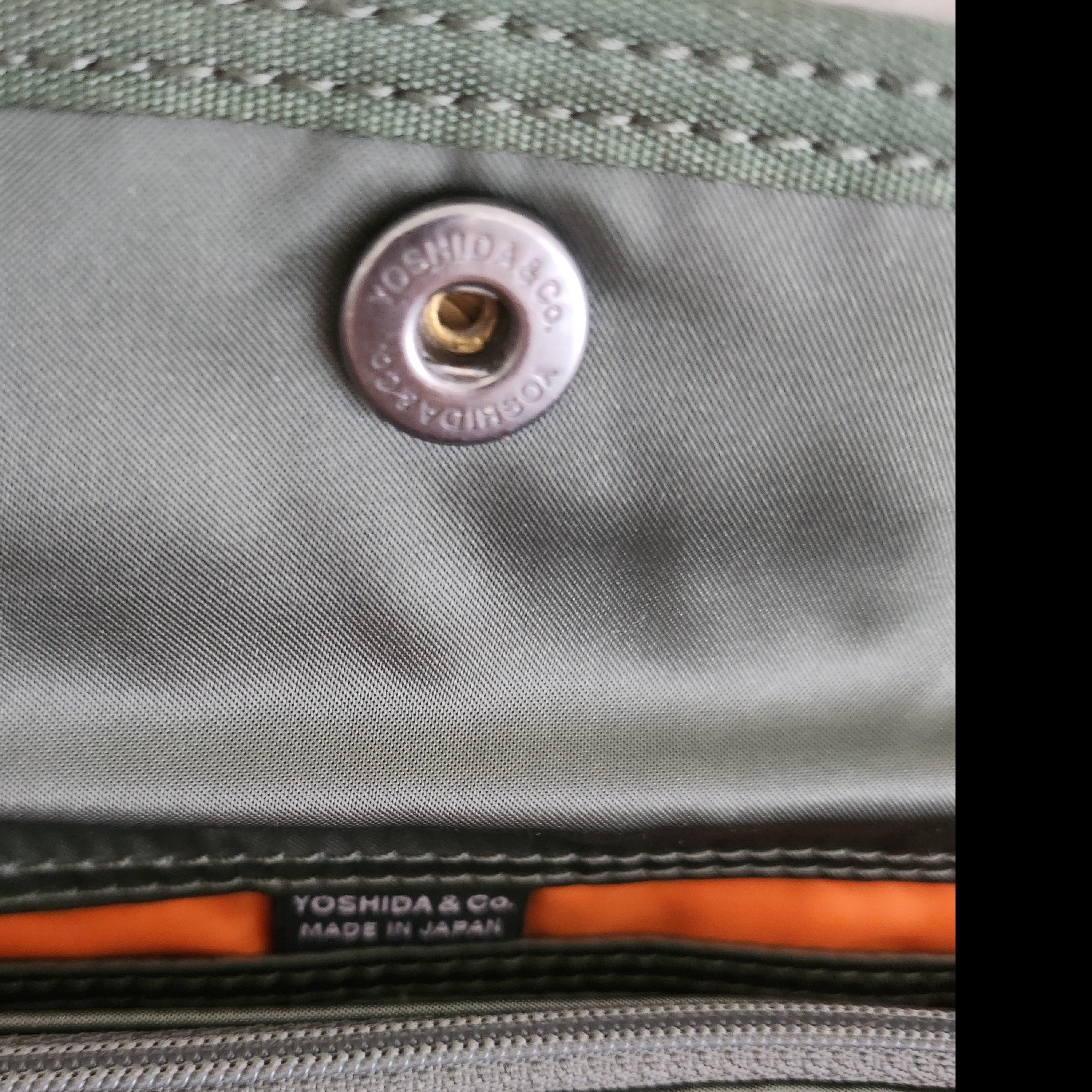 Porter All New Tanker Pocket Wallet L Sage Green 착용 스타일 - 6