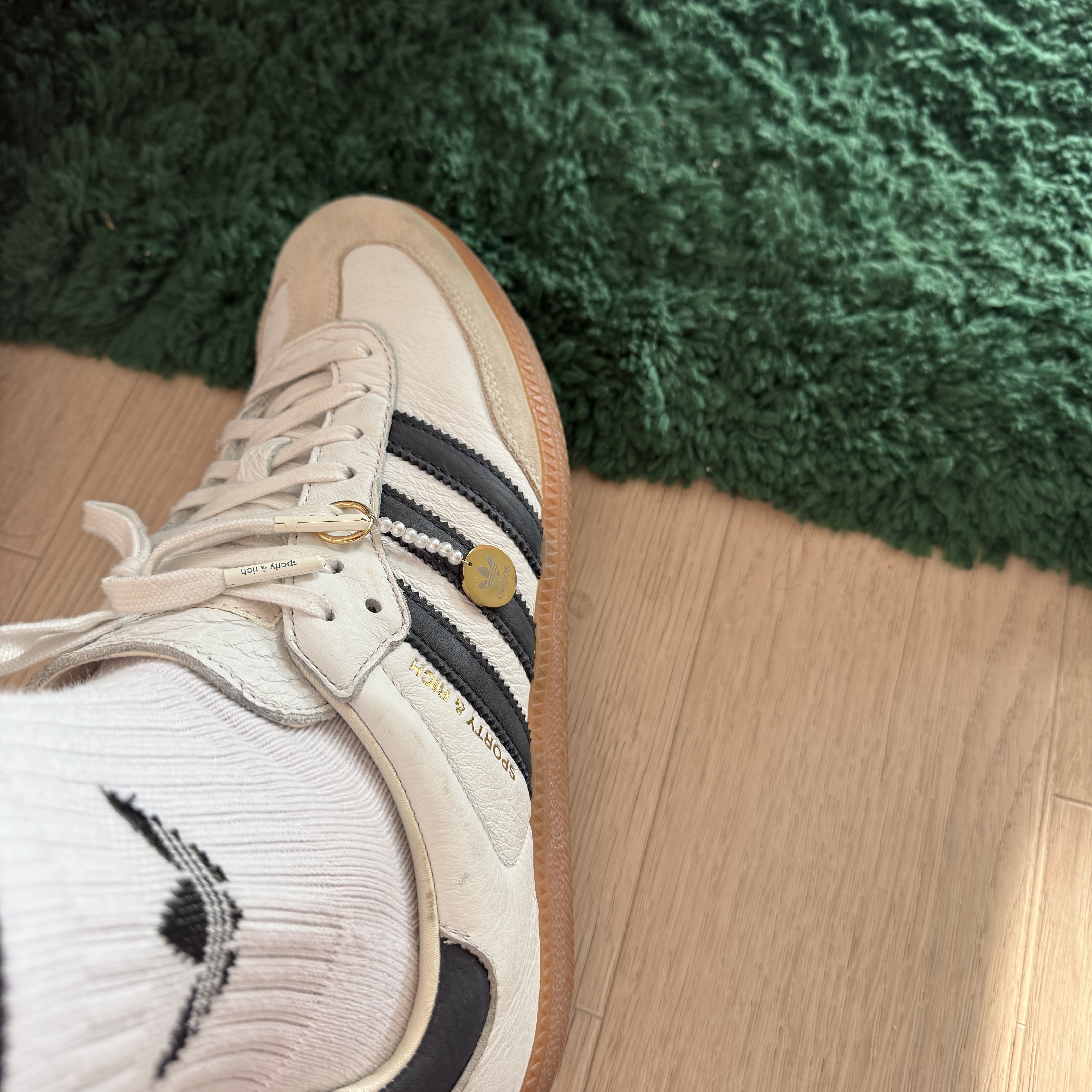Adidas x Sporty & Rich Samba Cloud White Legend Ink, Sporty & Rich Run Club Crewneck Heather Gray Navy 착용 스타일 - 2