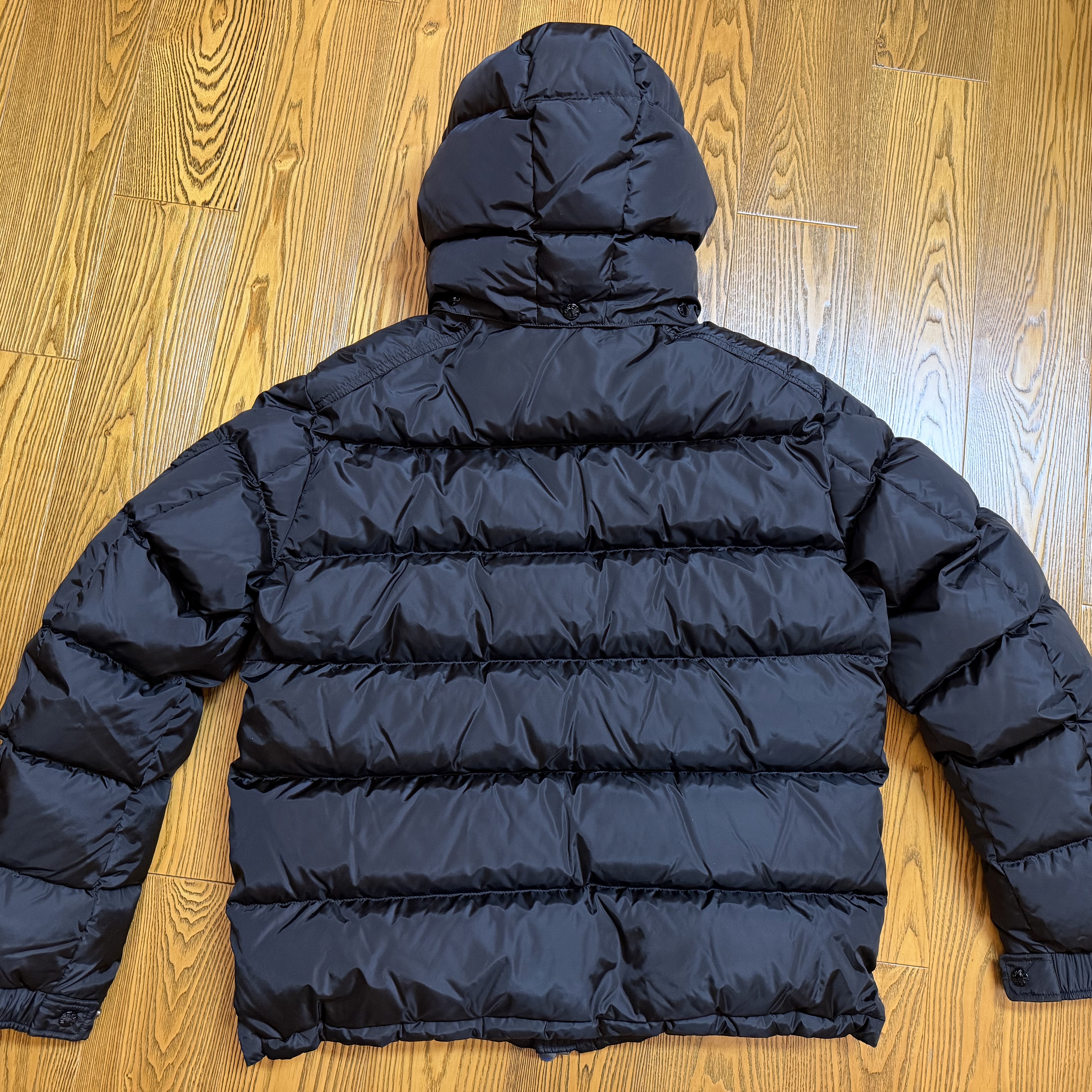 Moncler Maya Hooded Short Down Jacket Black - 25FW 착용 스타일 - 2