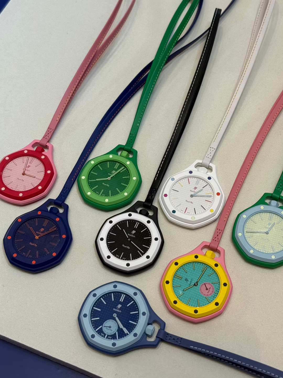 Swatch x Audemars Piguet Bioceramic Royal Pop Ocho Negro, Swatch x Audemars Piguet Bioceramic Royal Pop Huit Blanc ์ฐฉ์ฉ ์คํ์ผ - 3