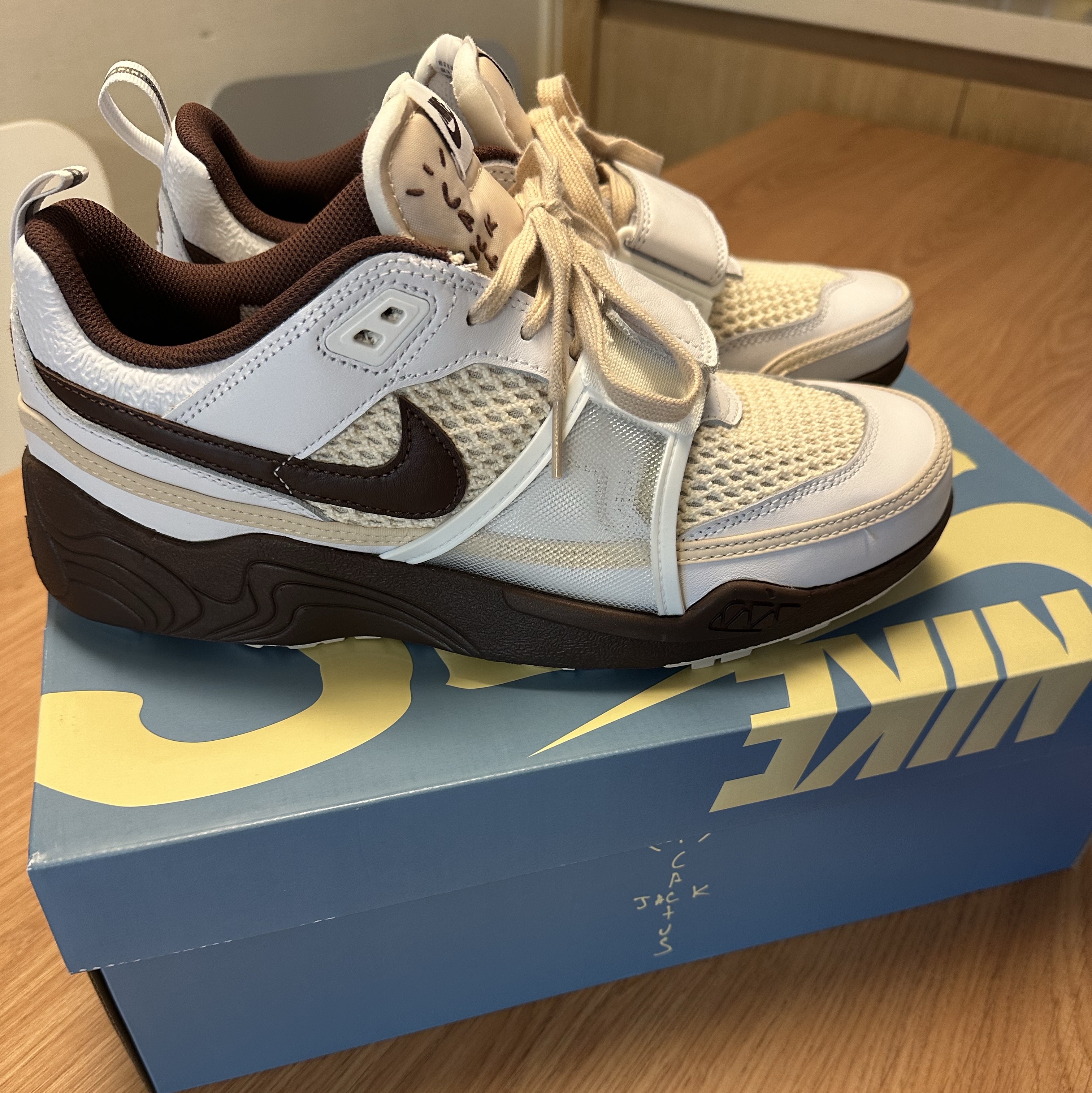 Nike x Travis Scott Zoom Field Jaxx White and Light Chocolate 착용 스타일 - 2
