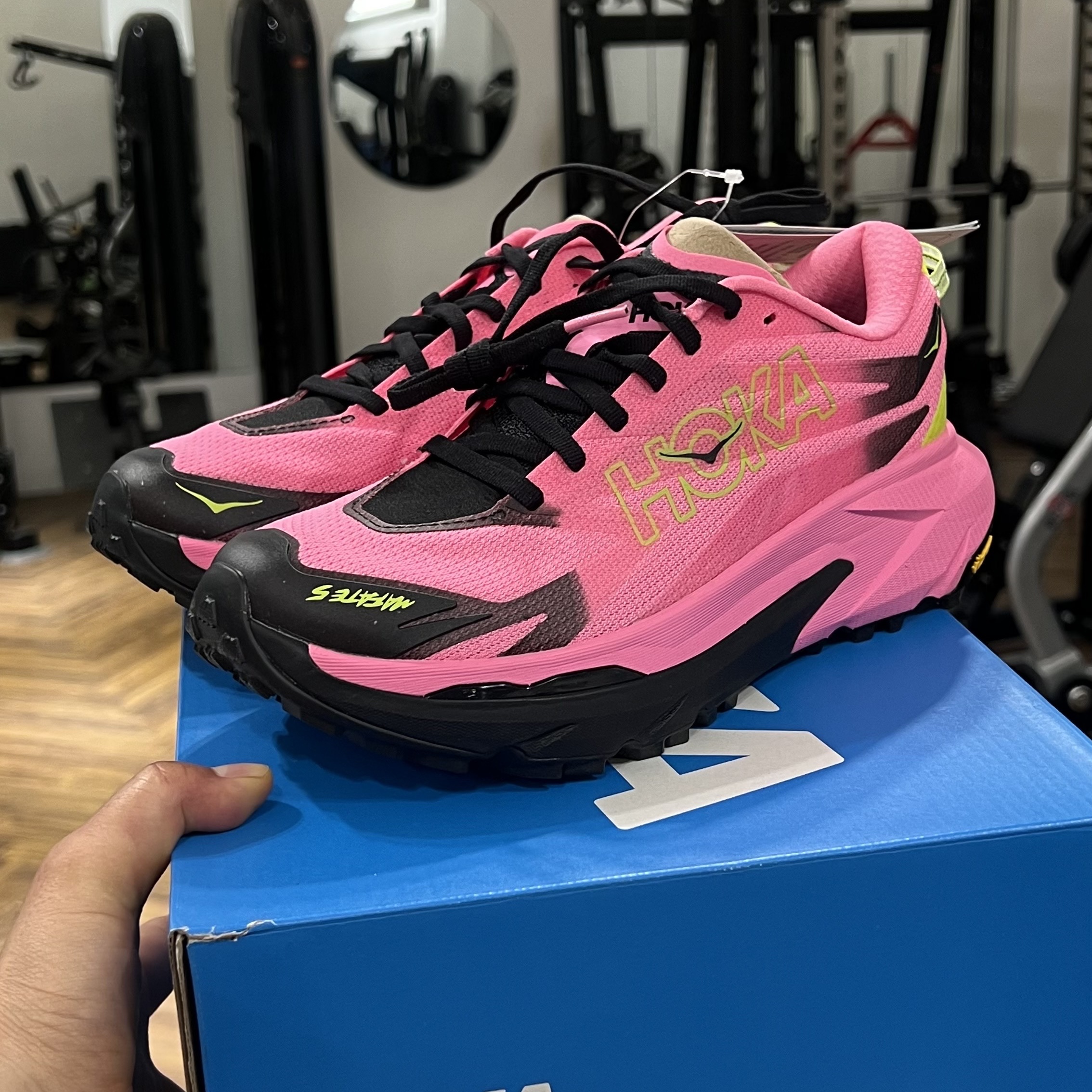 Hoka Mafate 5 Neon Rose Black 착용 스타일 - 5