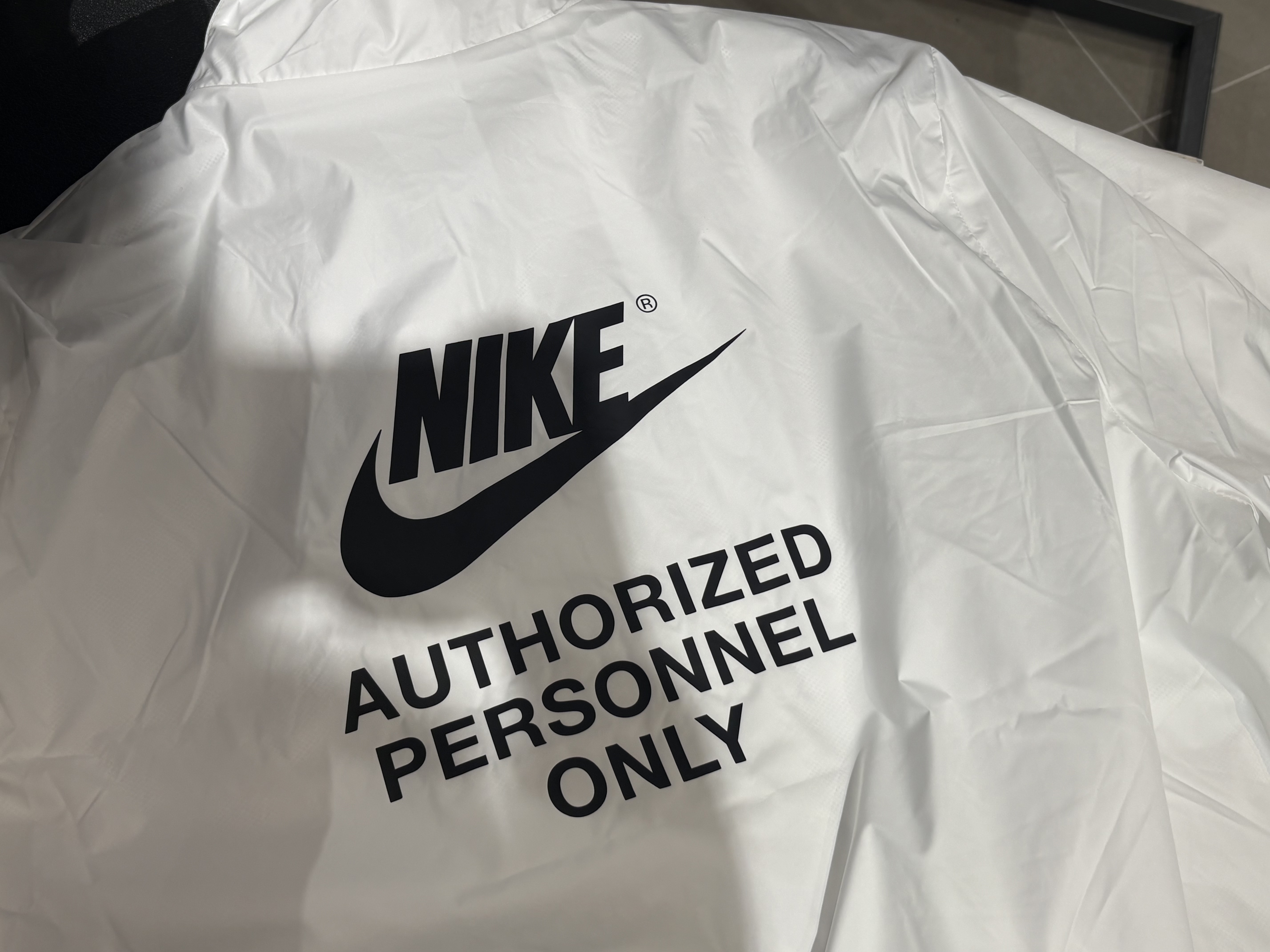 Nike Full-Zip Woven Jacket White Black 착용 스타일