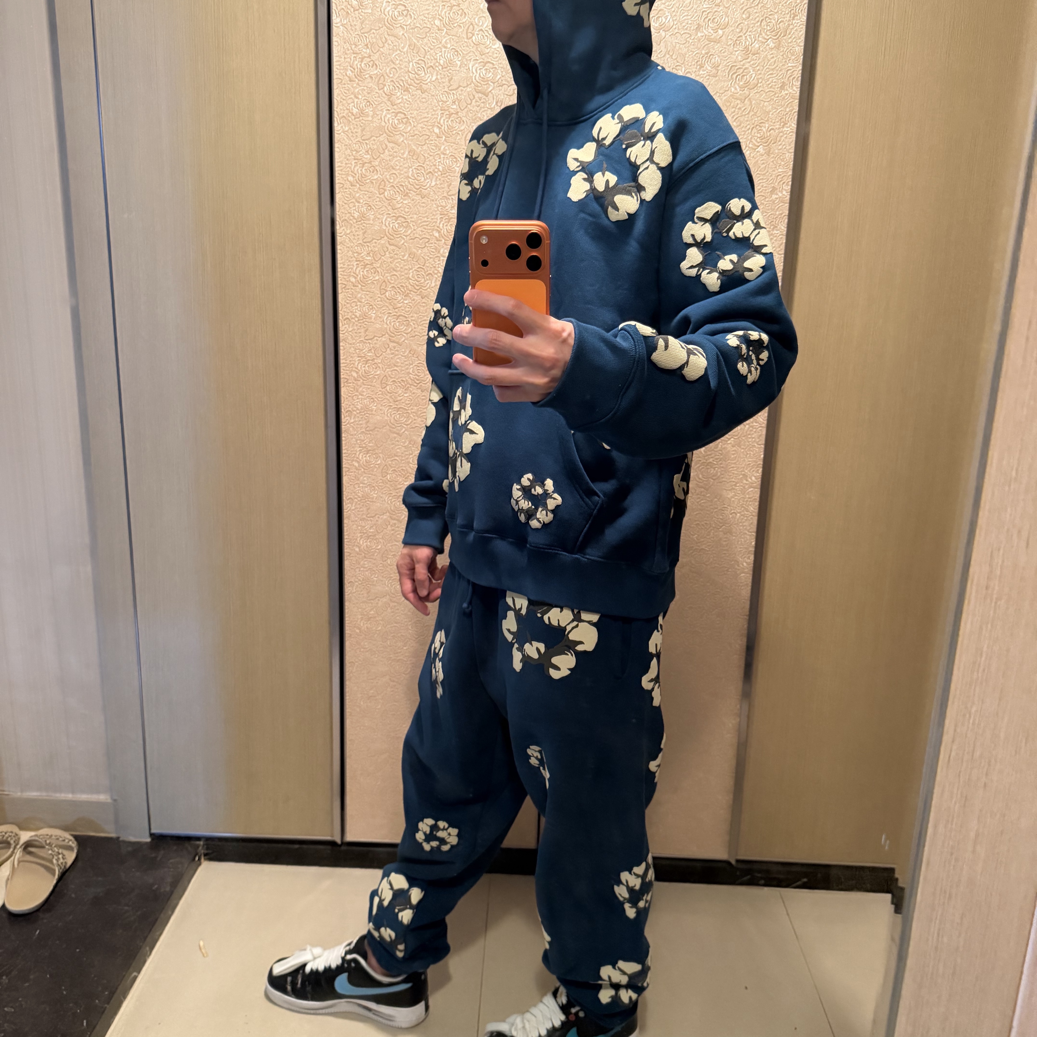 Denim Tears x Cactus Plant Flea Market Wreath Sweatpants Navy 착용 스타일 - 5