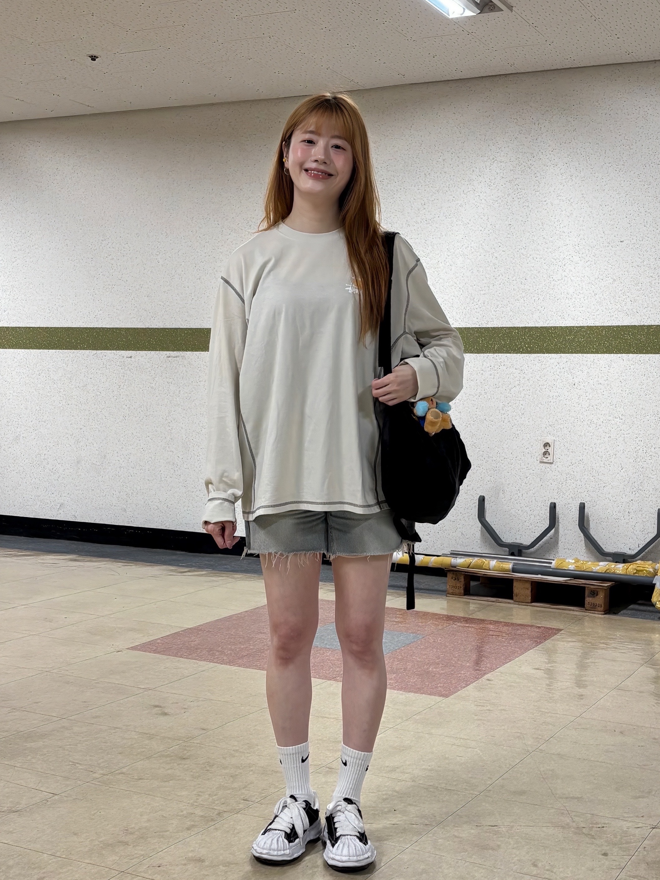 Stussy x Mountain Hardwear LS T-Shirt Stone, Maison Mihara Yasuhiro Blakey OG Sole Canvas Low-top Sneakers Black White 착용 스타일 - 4