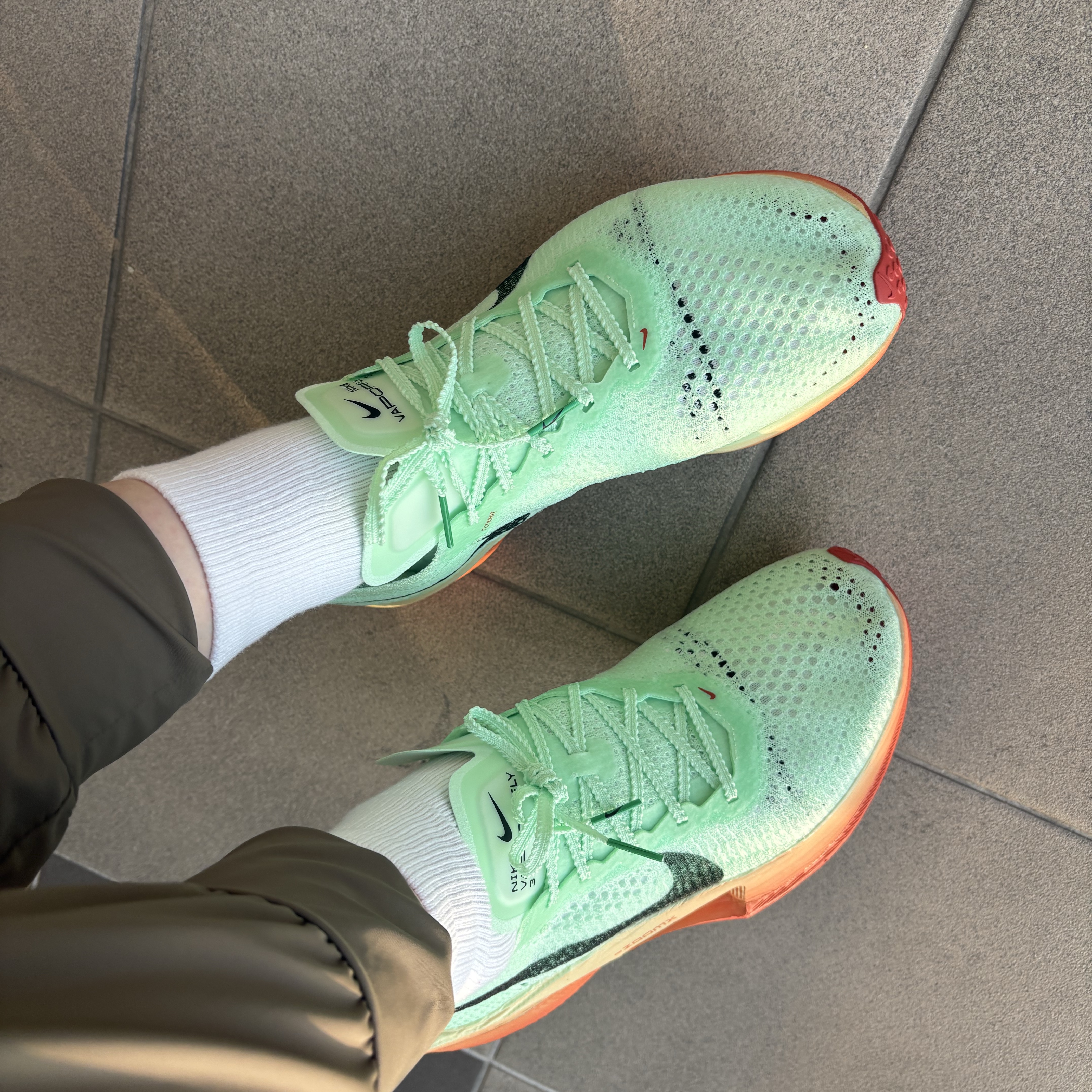 Nike ZoomX Vaporfly Next% 3 Vapor Green Dragon Red 착용 스타일 - 1