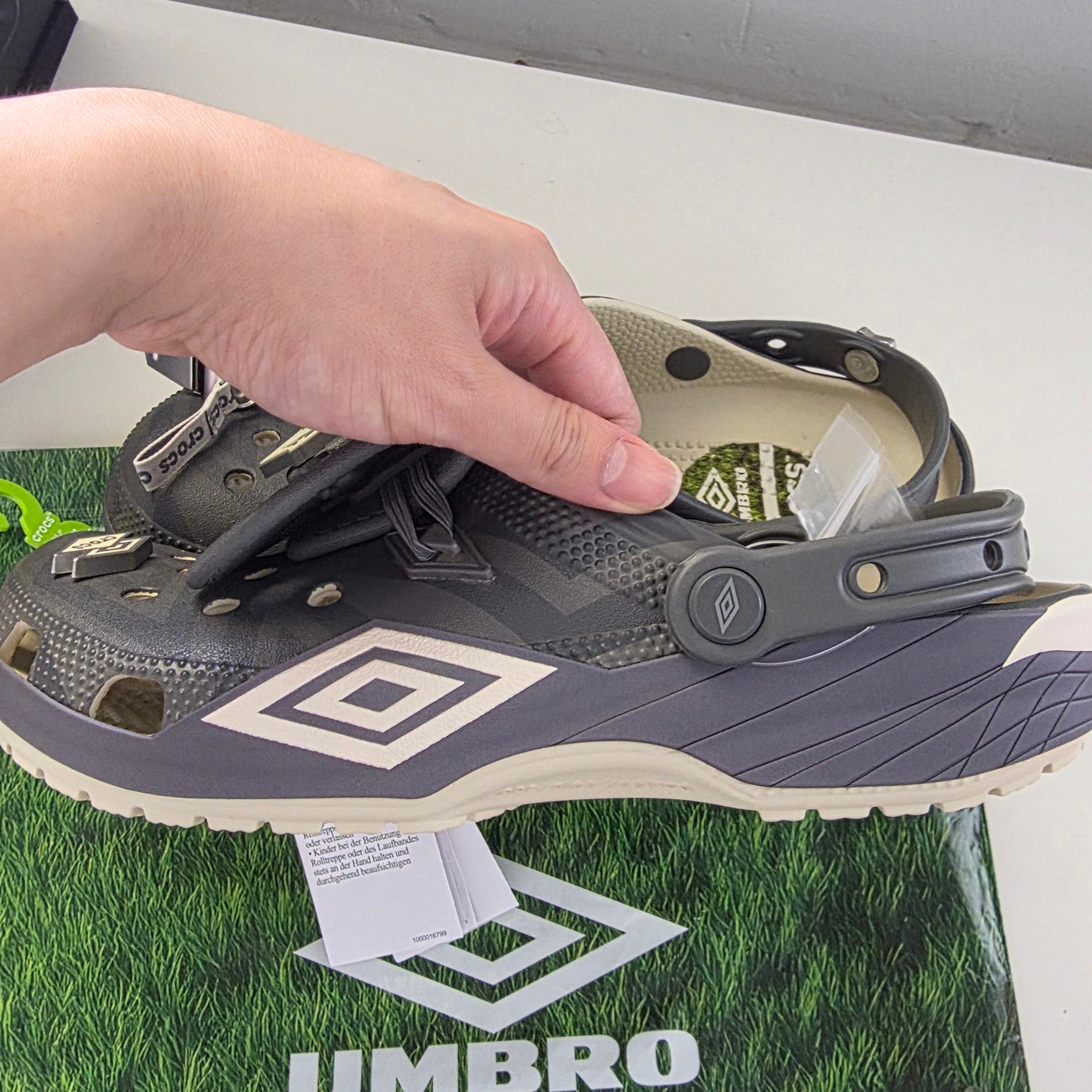 Crocs x Umbro Classic Clog Bone Slate Grey 착용 스타일 - 3
