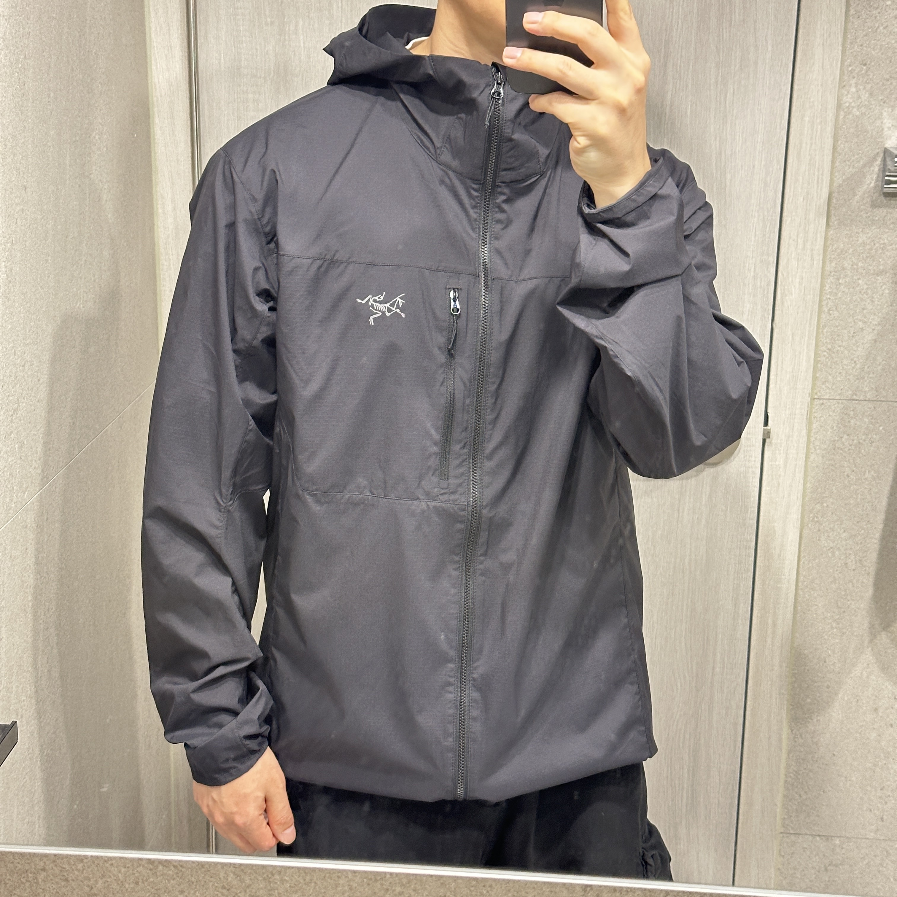 Arc'teryx Squamish Hoody Sea Salt, Arc'teryx Squamish Hoody Black 착용 스타일 - 2