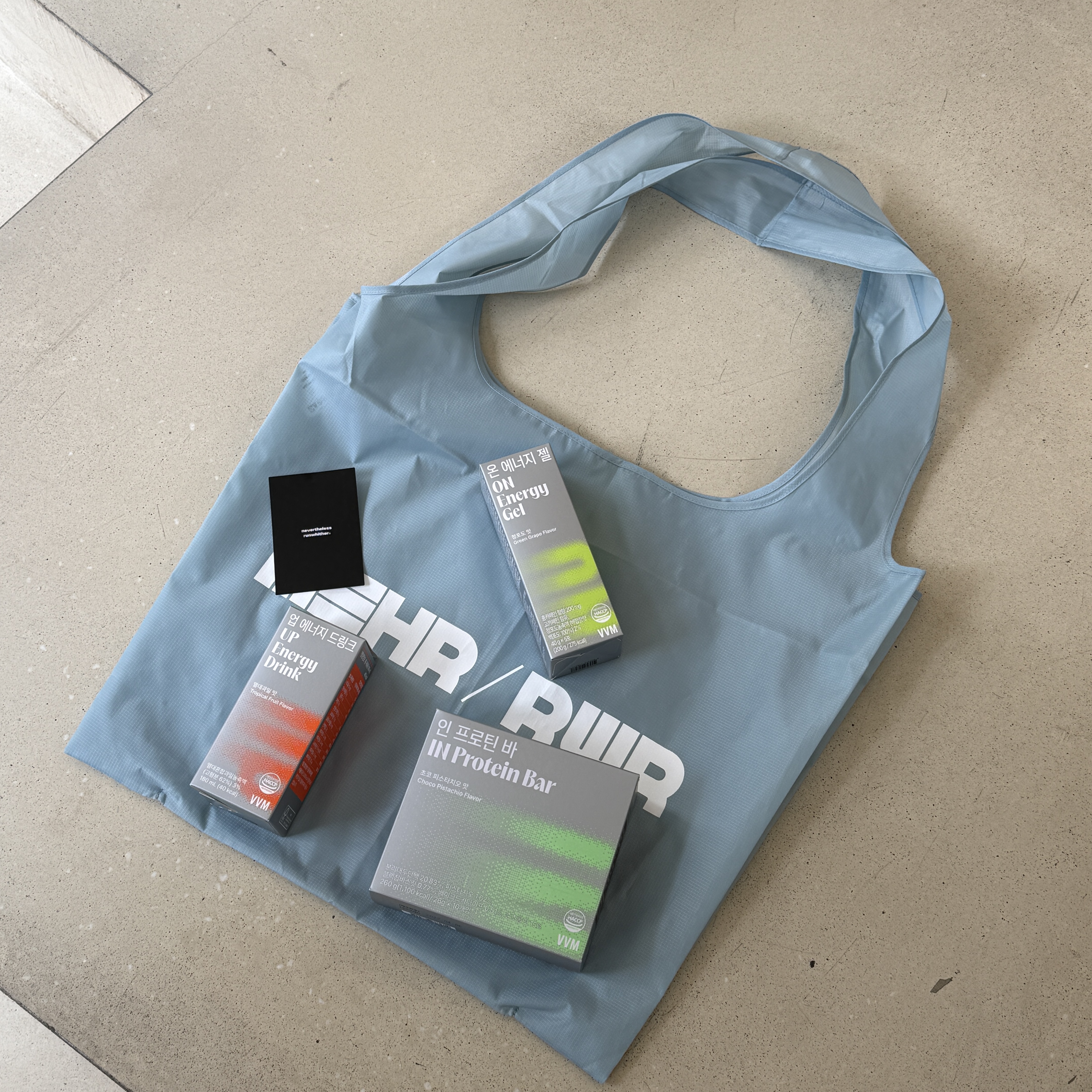 [KREAM 단독] VVM IN Protein Bar 26g * 10ea 1box, [KREAM 단독] VVM ON Energy Gel 40g * 5ea 1box 착용 스타일 - 1