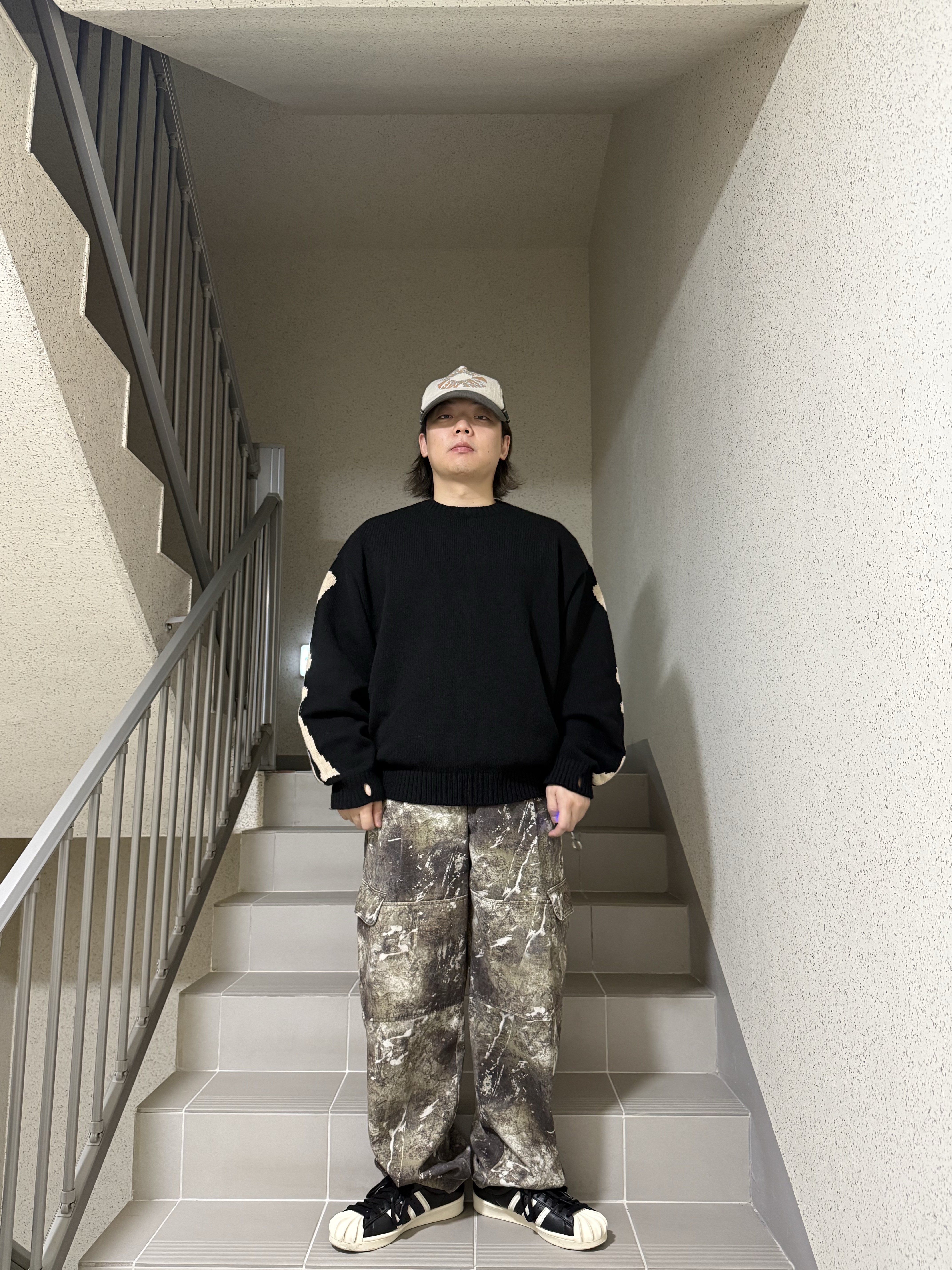 Adidas x Thug Club Superstar Vintage Core Black Cream White, Kapital 5G Wool Bone Crewneck Sweater Black 착용 스타일 - 6