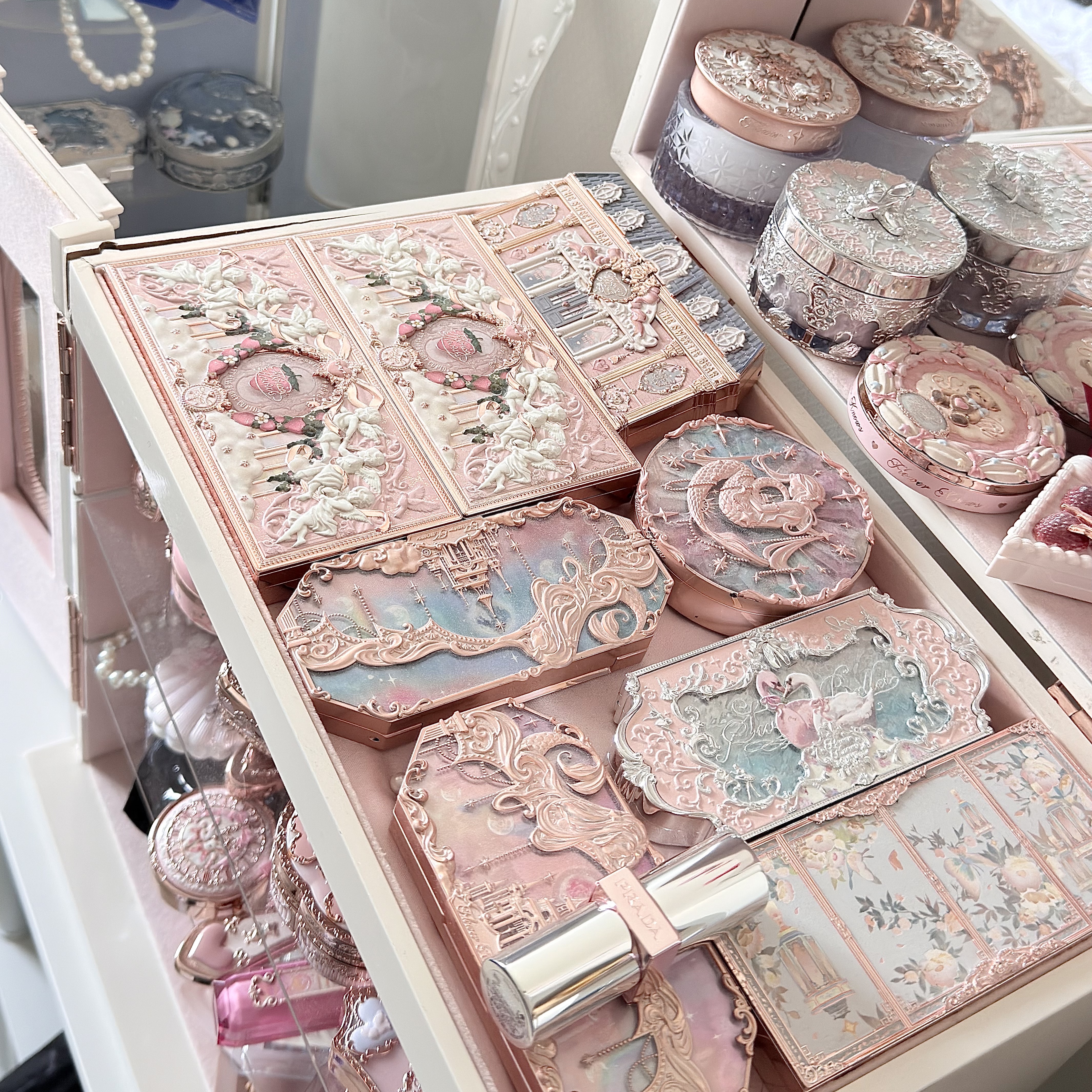 Flower Knows Strawberry Cupid Collection Makeup Palette 02 Strawberry Cassis, Flower Knows Butterfly Cloud Collar Embossed Highlight & Contour Palette 02 Tawny Tea 착용 스타일