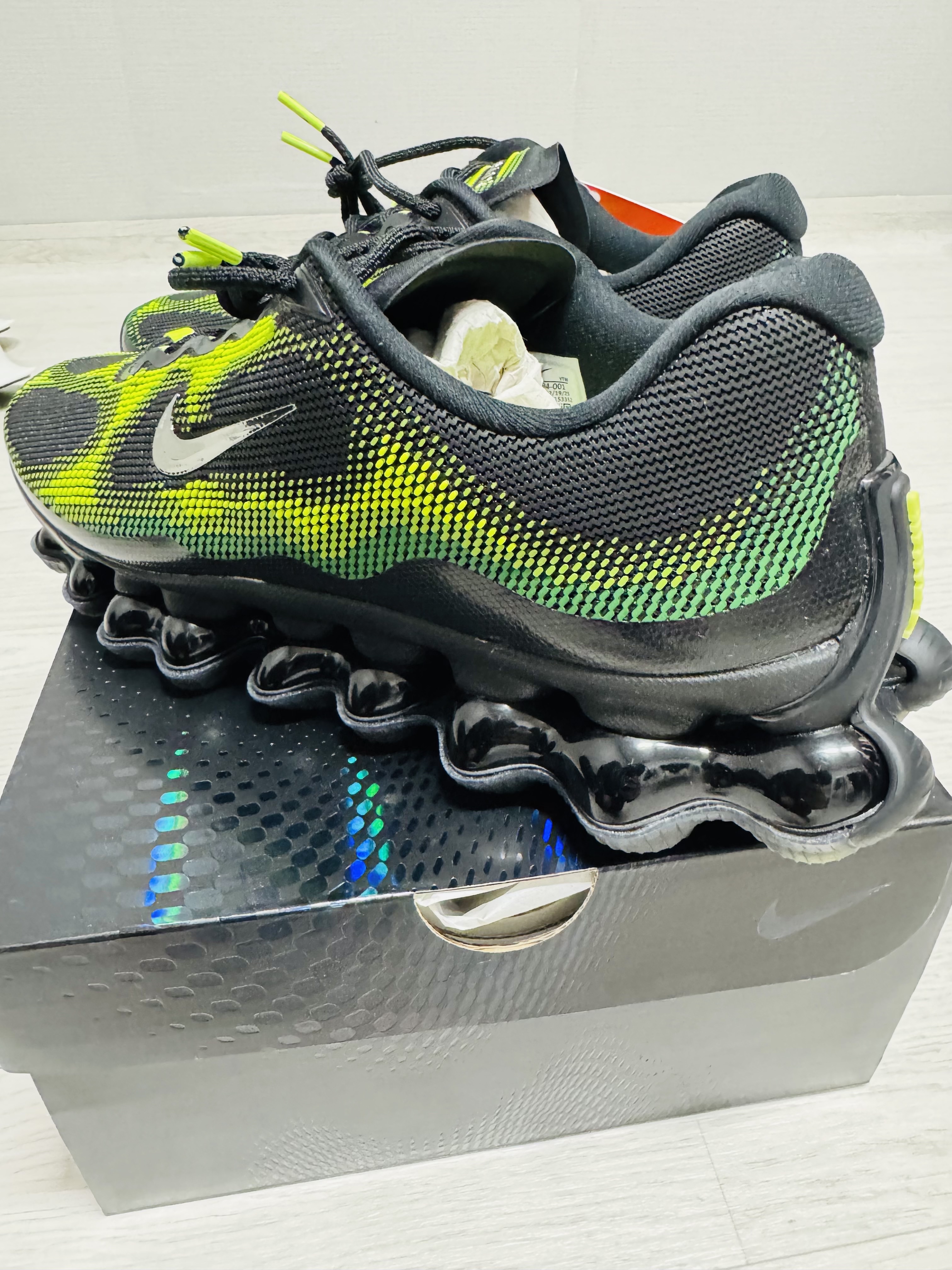 Nike Air Liquid Max Radiant Green and Green Apple 착용 스타일 - 4