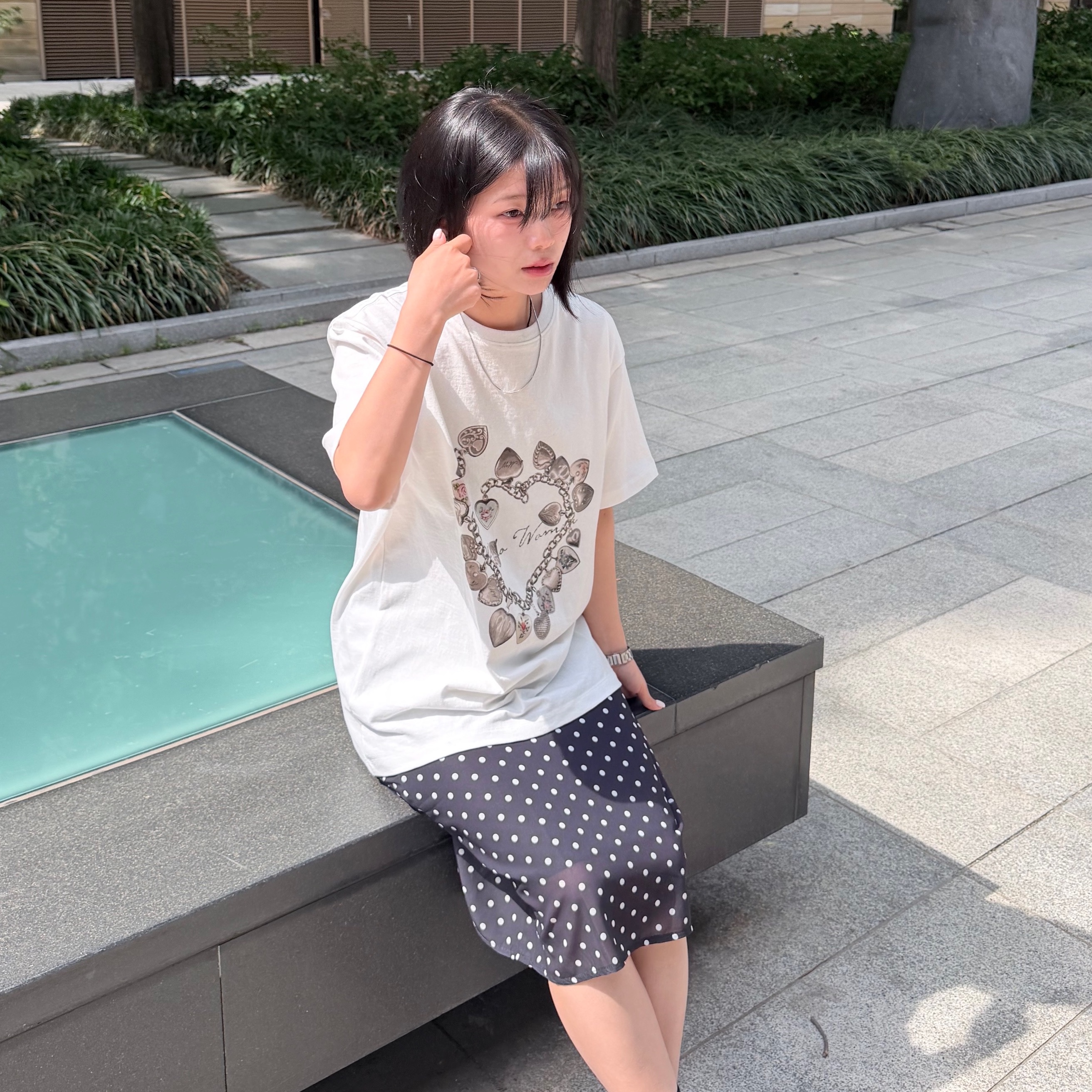 MILLO WOMEN Vintage Pendant T-Shirts Ivory 착용 스타일 - 3