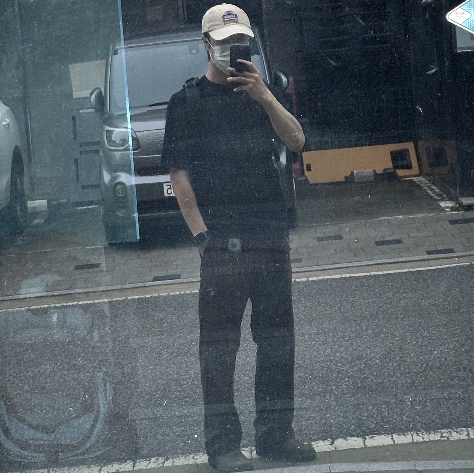 BLUNDSTONE Classics 585 Chelsea Boots Rustic Brown, Uniqlo Dry Waffle Henley T-Shirt Black - JP 착용 스타일