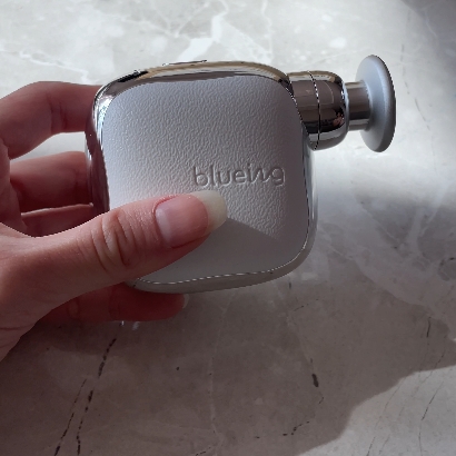 LAPITTA BLUEING POCKET BEAT MASSAGE GUN 착용 스타일