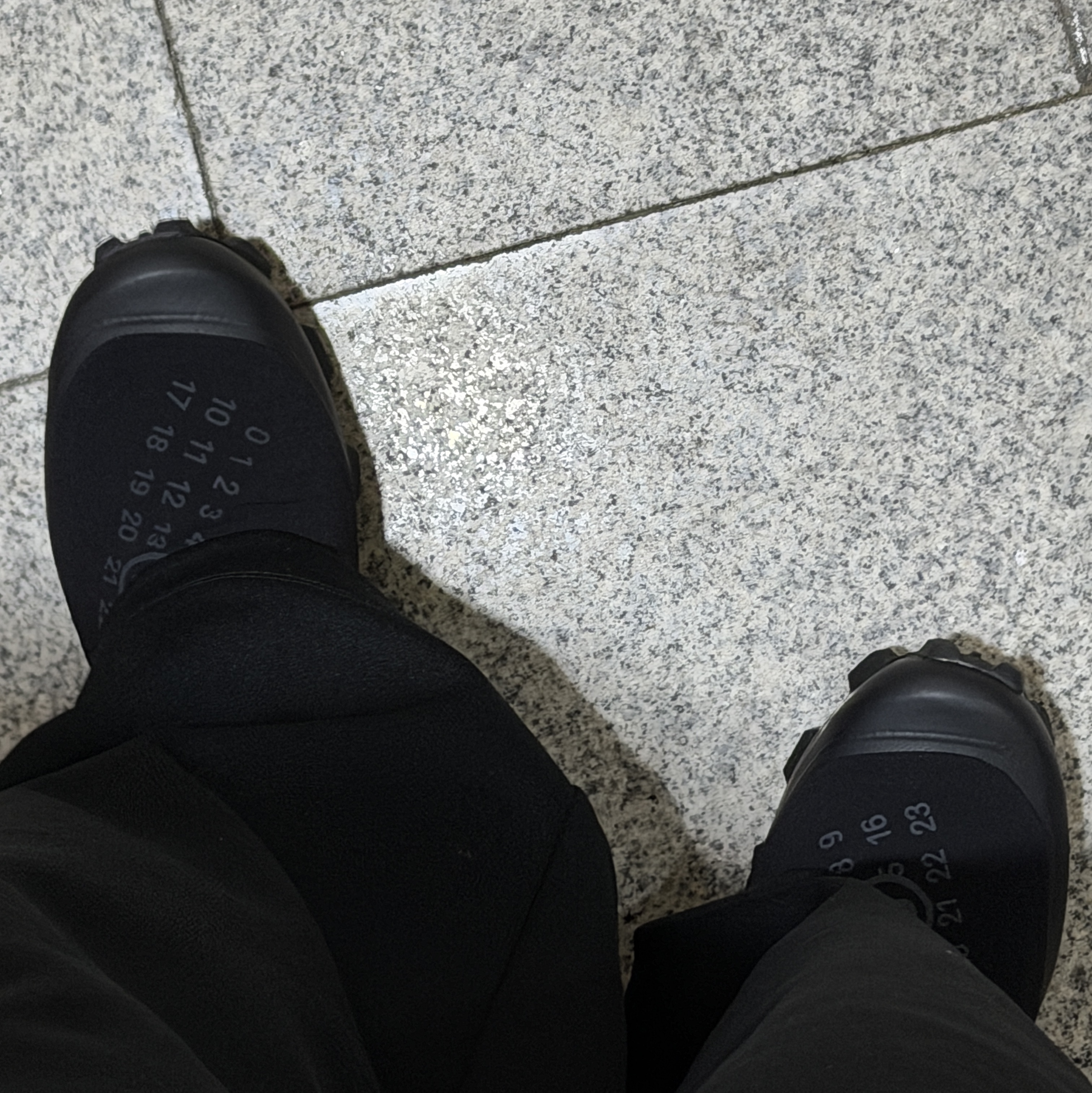 Salomon x MM6 Maison Margiela Cross Dust Black Asphalt 착용 스타일