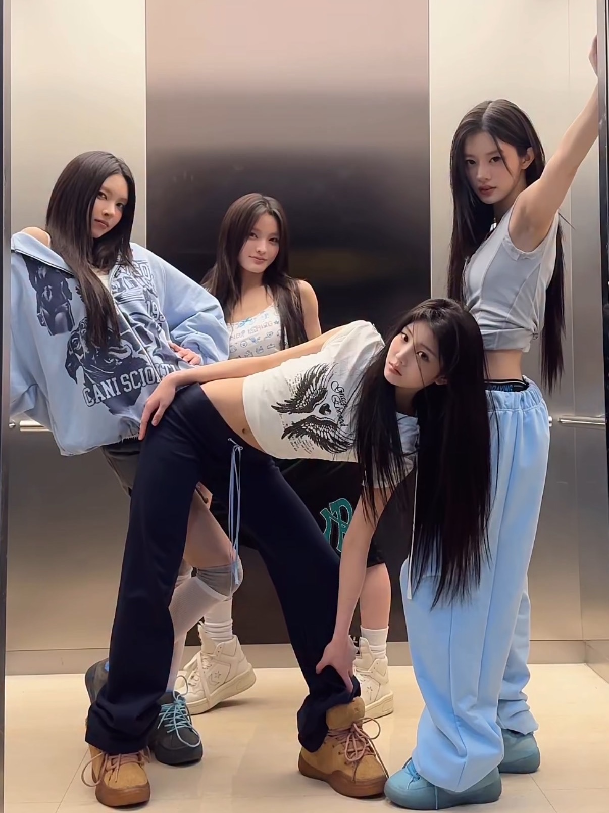 dadgetool O A Sweat Pants Sky Blue 착용 스타일