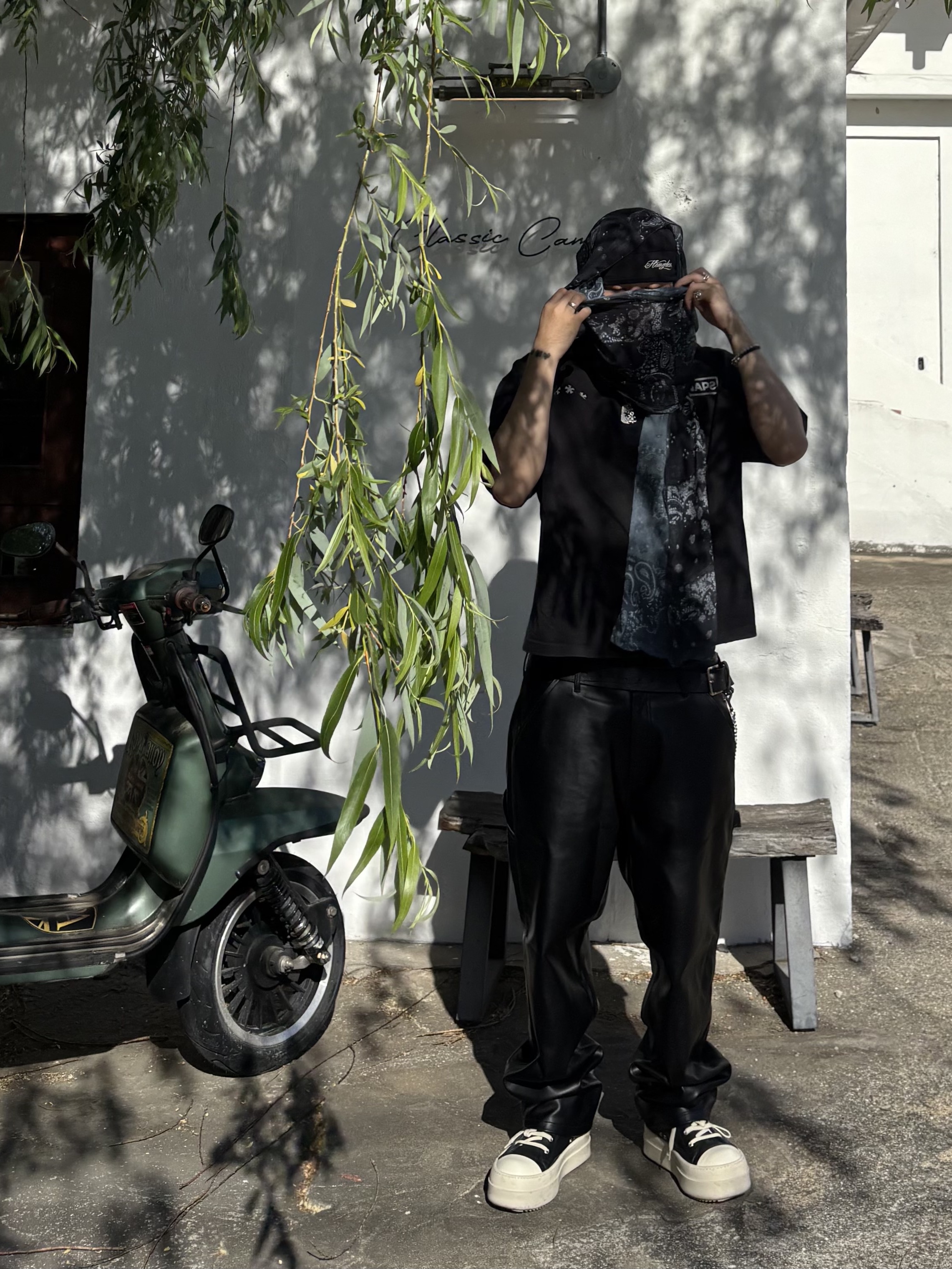Rick Owens Mega Bumper Sneakers Black Milk, Wapworks Hardwork Crop T-Shirt Black 착용 스타일 - 6