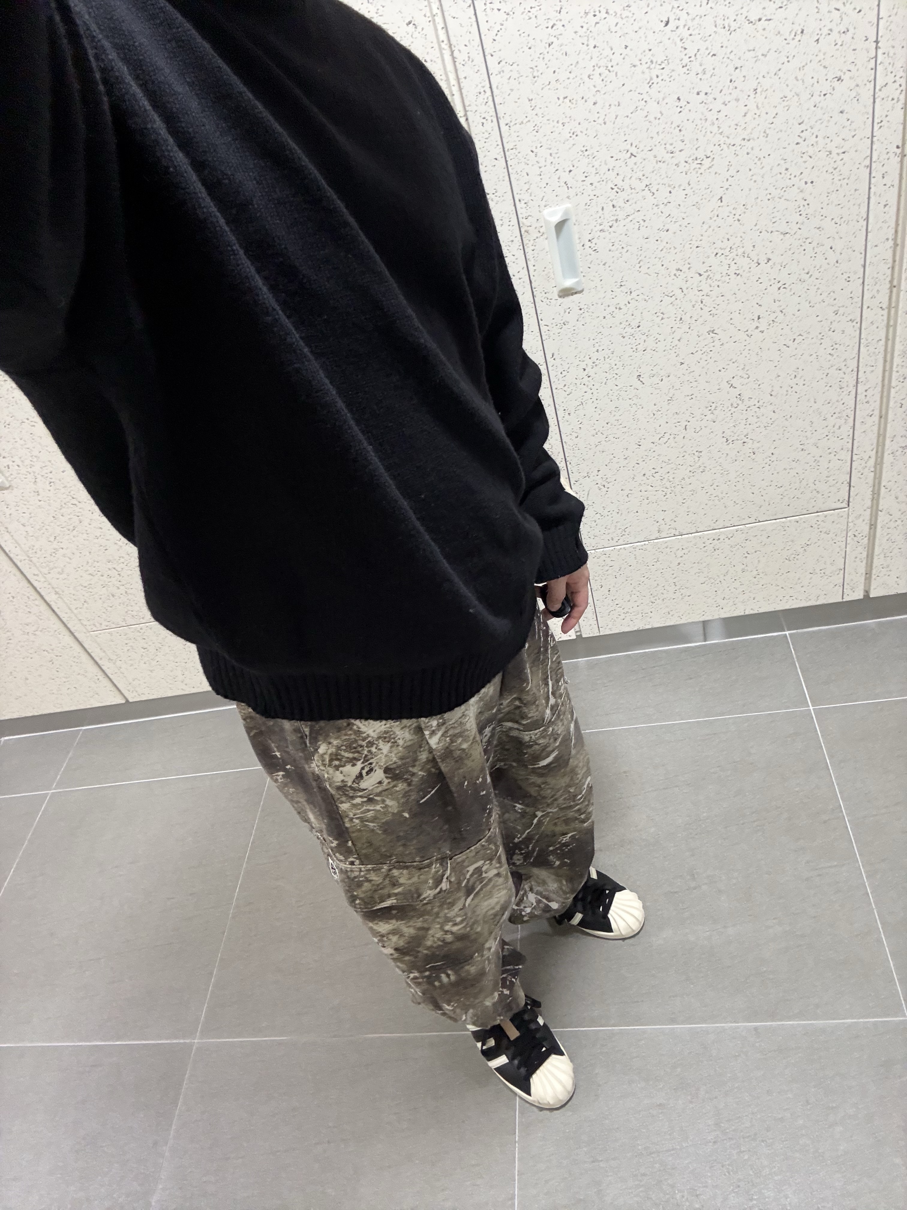 Adidas x Thug Club Superstar Vintage Core Black Cream White, Kapital 5G Wool Bone Crewneck Sweater Black 착용 스타일 - 2