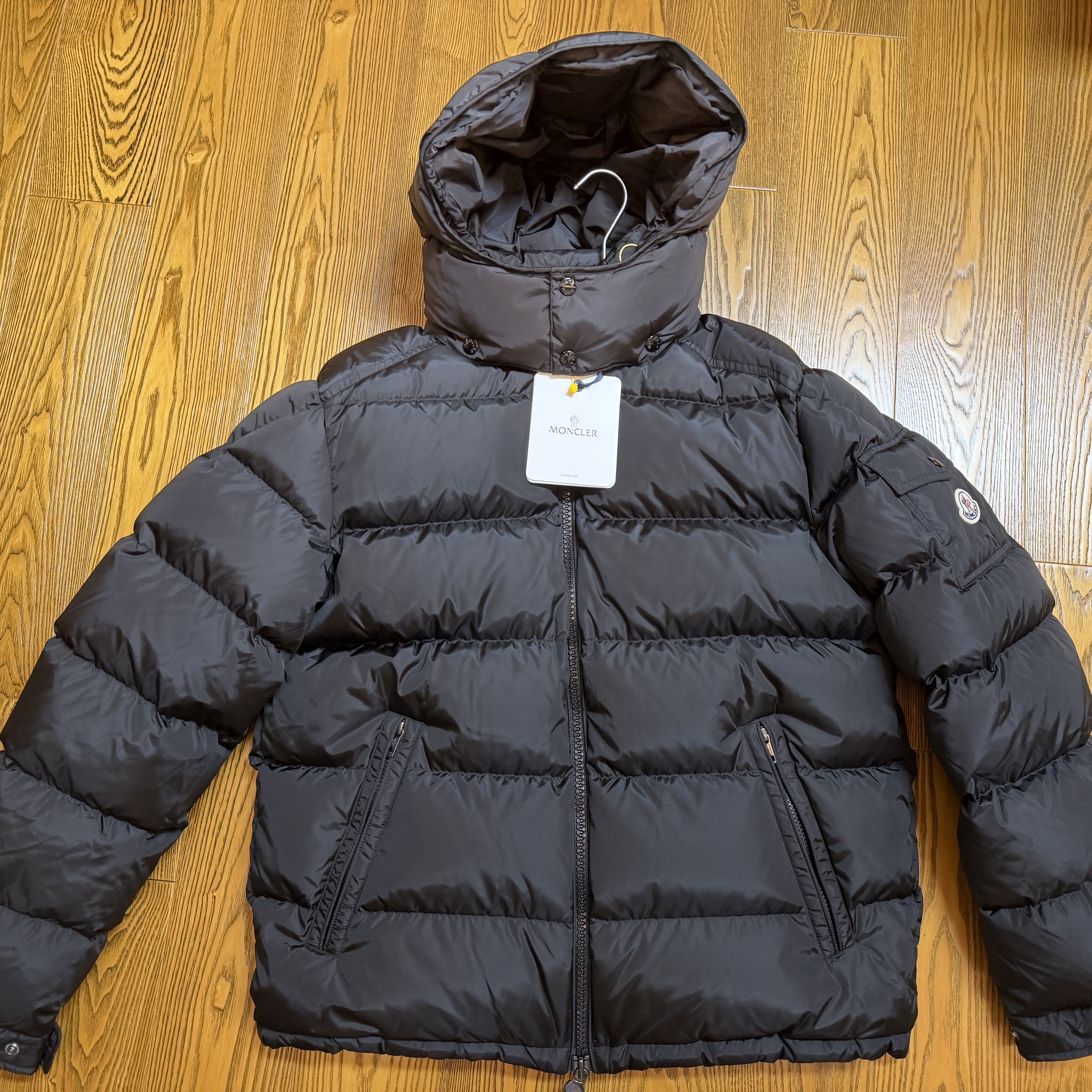 Moncler Maya Hooded Short Down Jacket Black - 25FW 착용 스타일 - 1