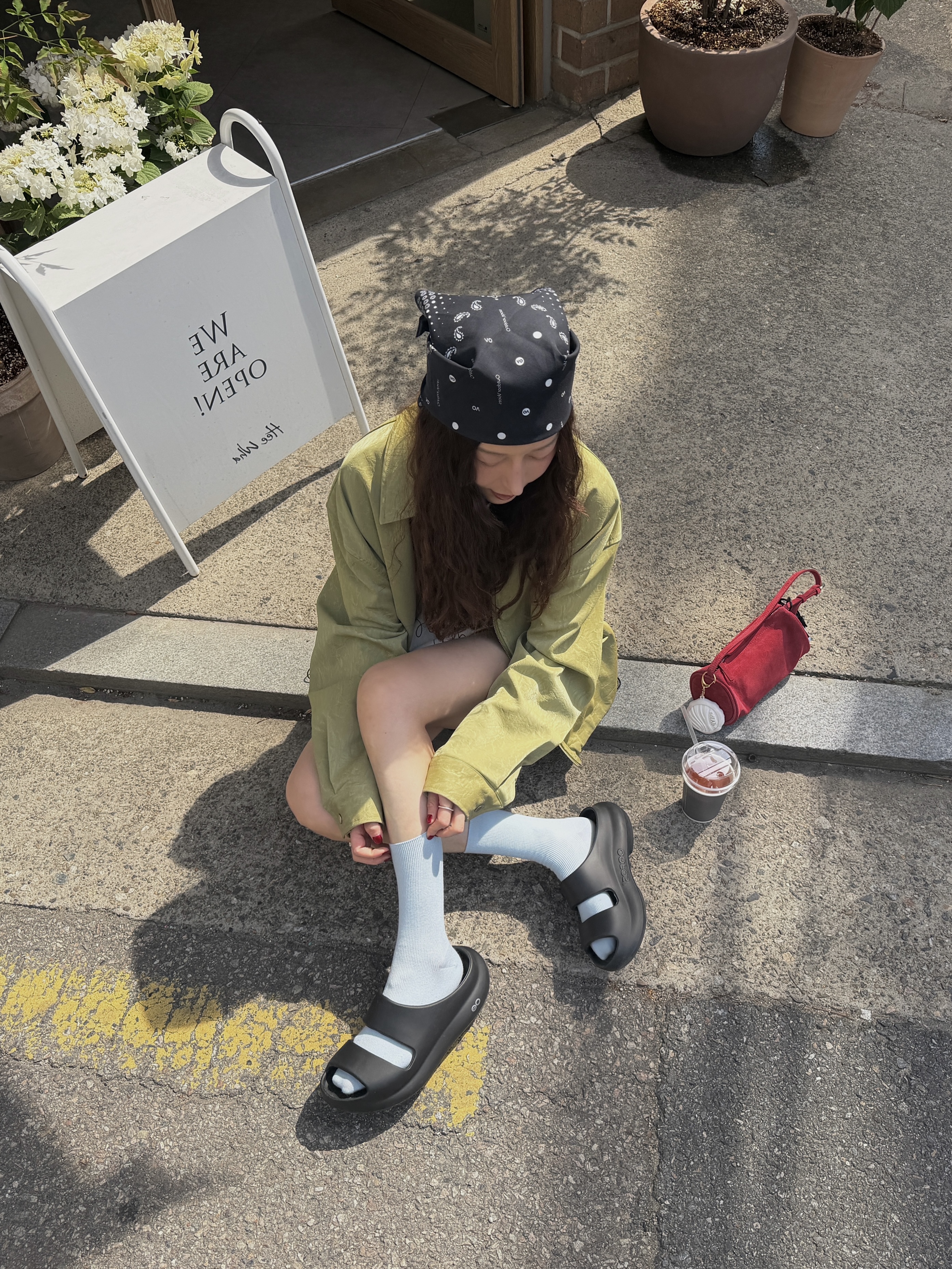 Oofos OOyea Slide Black 착용 스타일 - 3