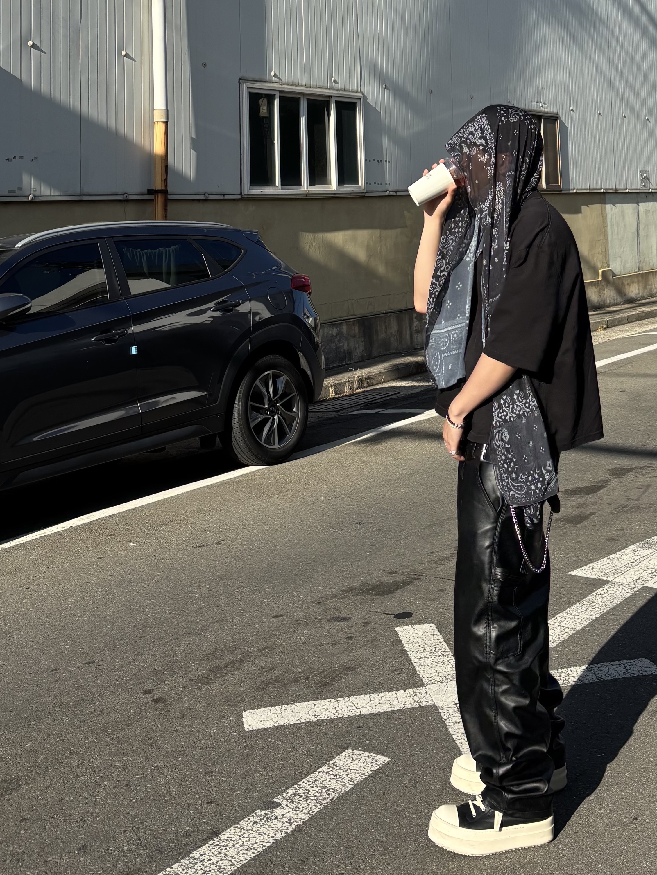 Rick Owens Mega Bumper Sneakers Black Milk, Wapworks Hardwork Crop T-Shirt Black 착용 스타일 - 3
