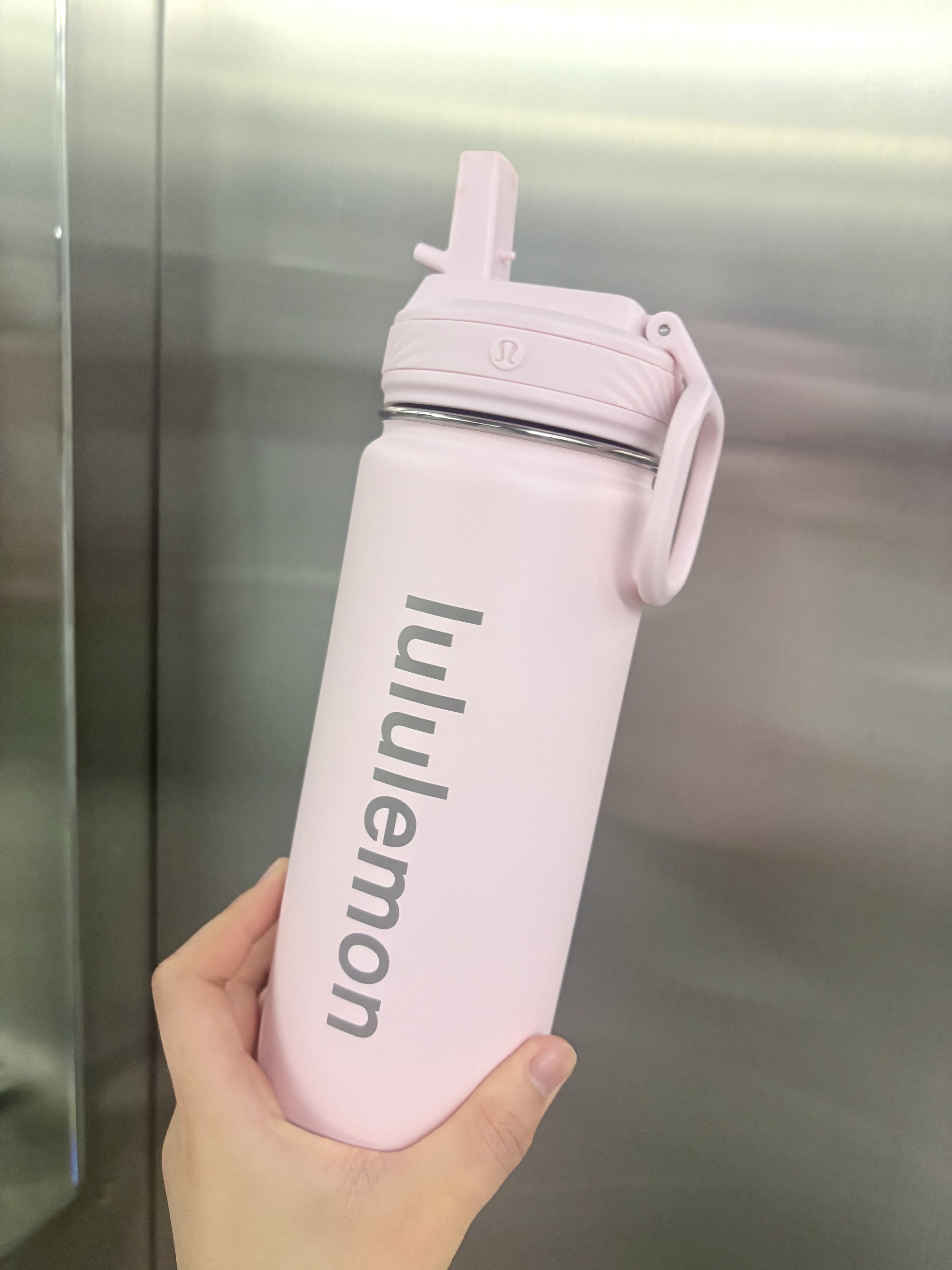 Lululemon Back to Life Sports Bottle 24 oz. Pink Glow 착용 스타일