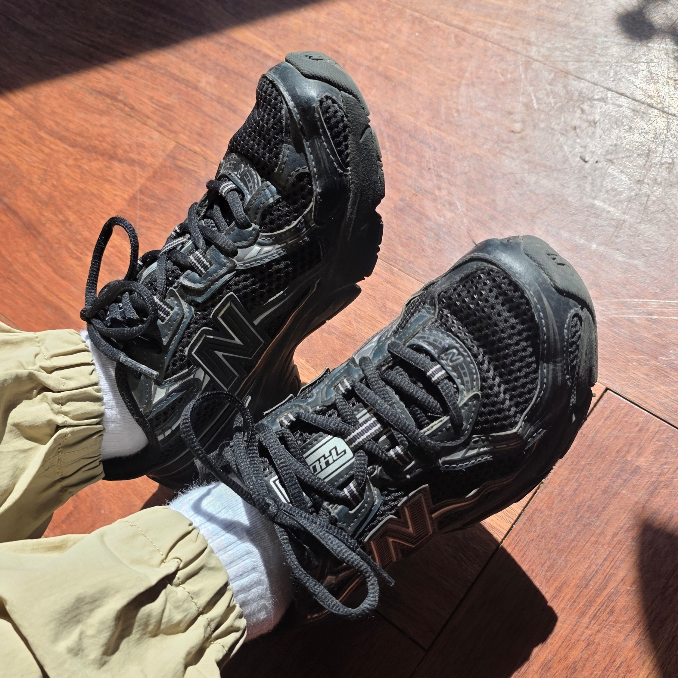 New Balance 740v2 Black Silver Metallic 착용 스타일