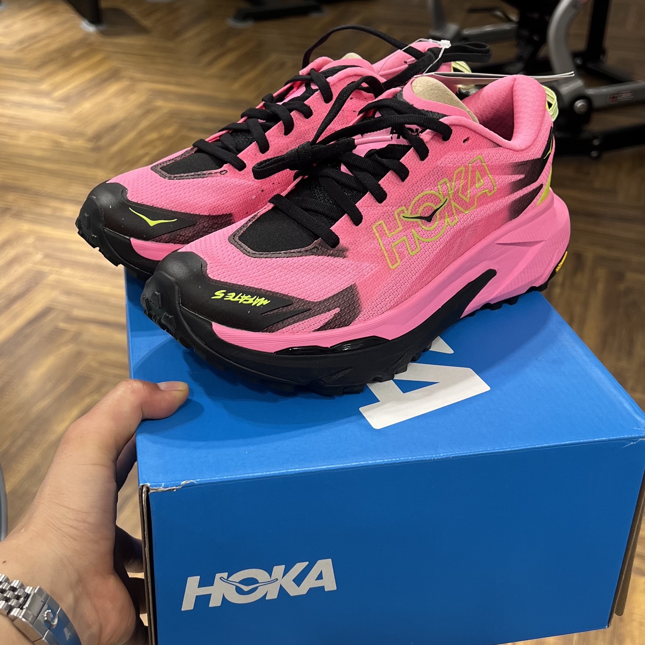 Hoka Mafate 5 Neon Rose Black 착용 스타일 - 6